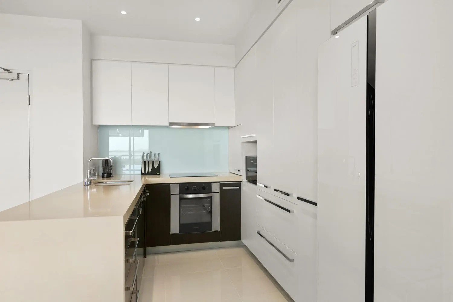 Kitchen or kitchenette in Cairns Private Apartments