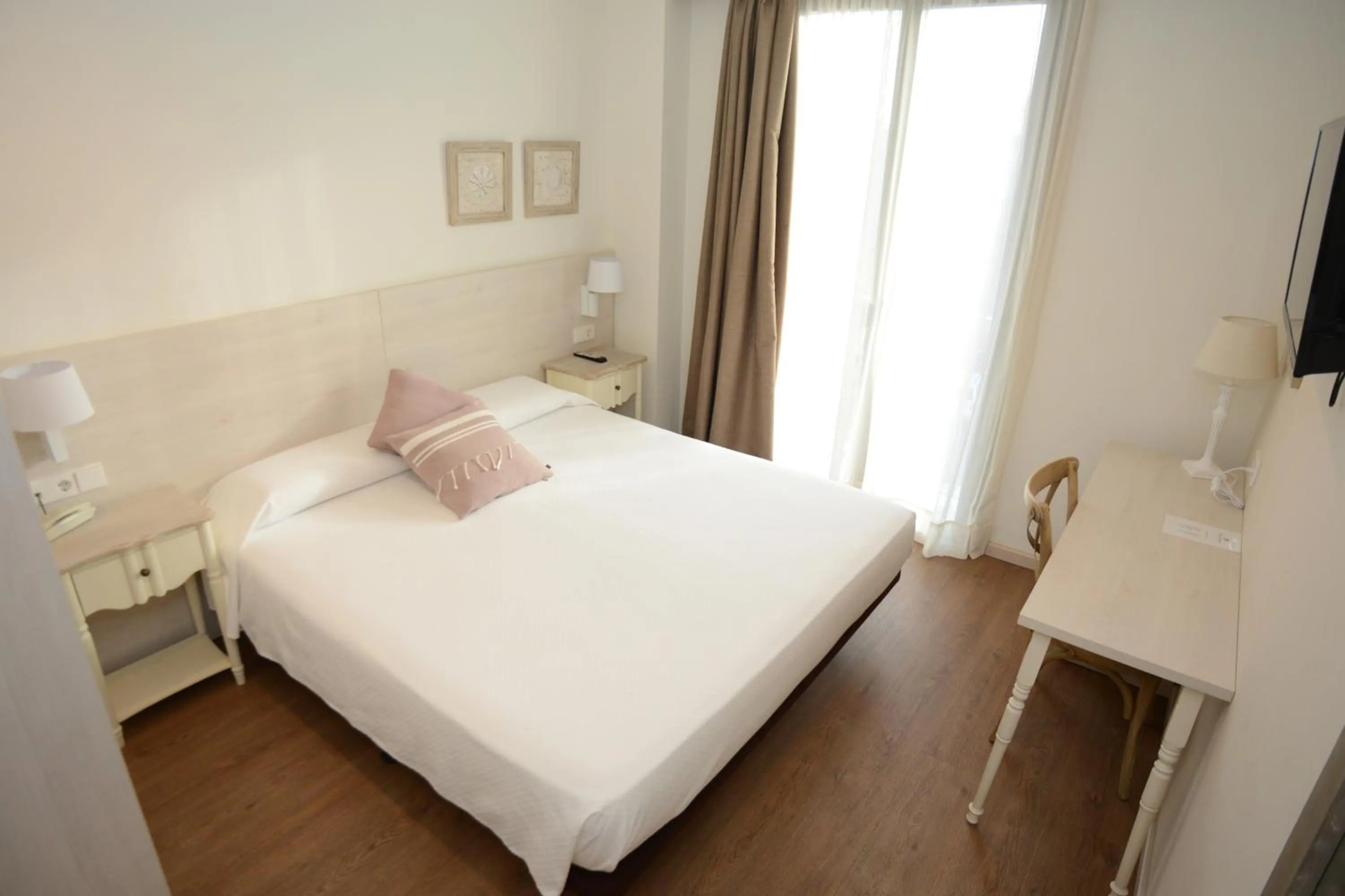 Bedroom, Bed in Hotel L'Escala Centre