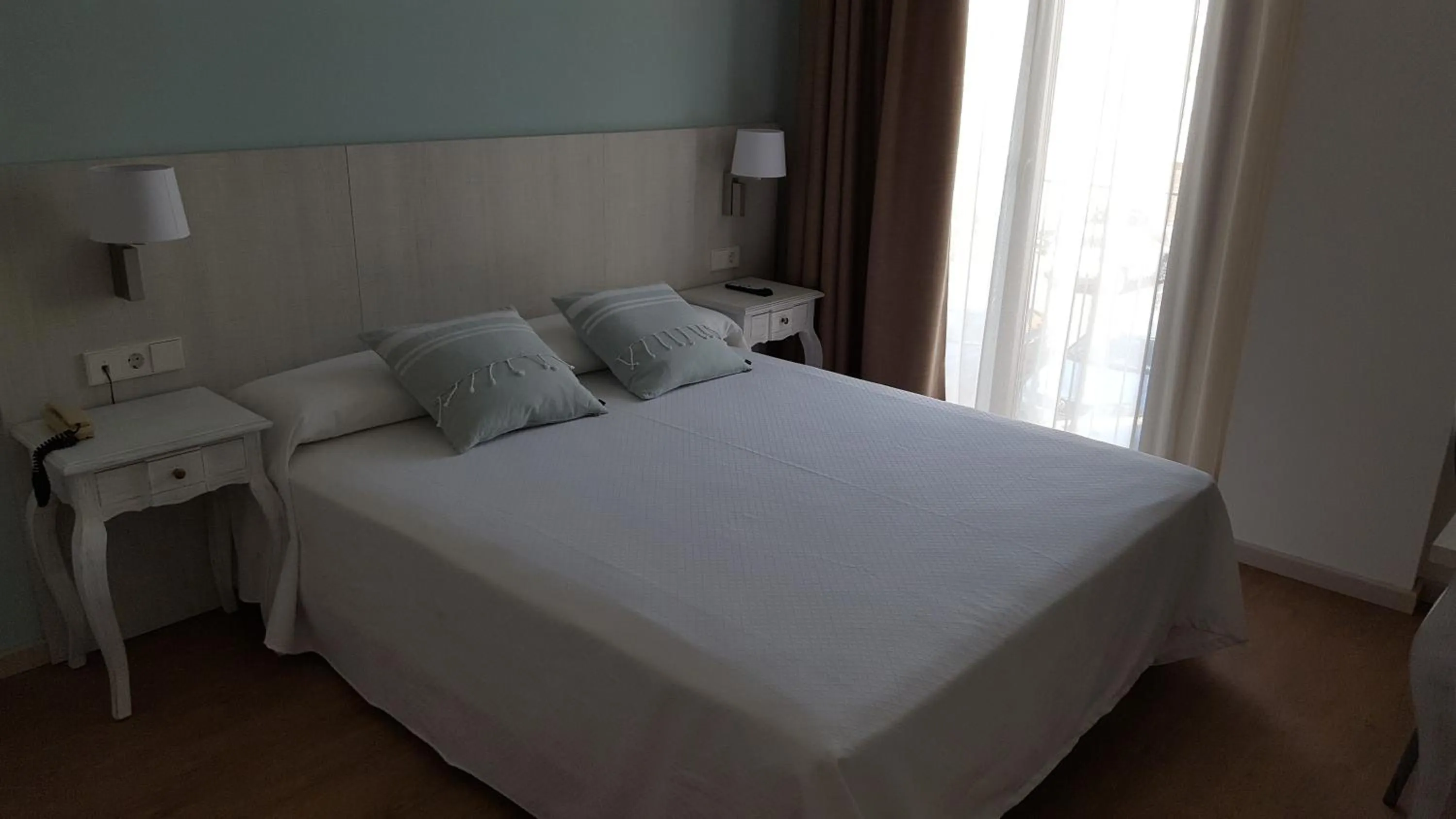 Bedroom, Bed in Hotel L'Escala Centre