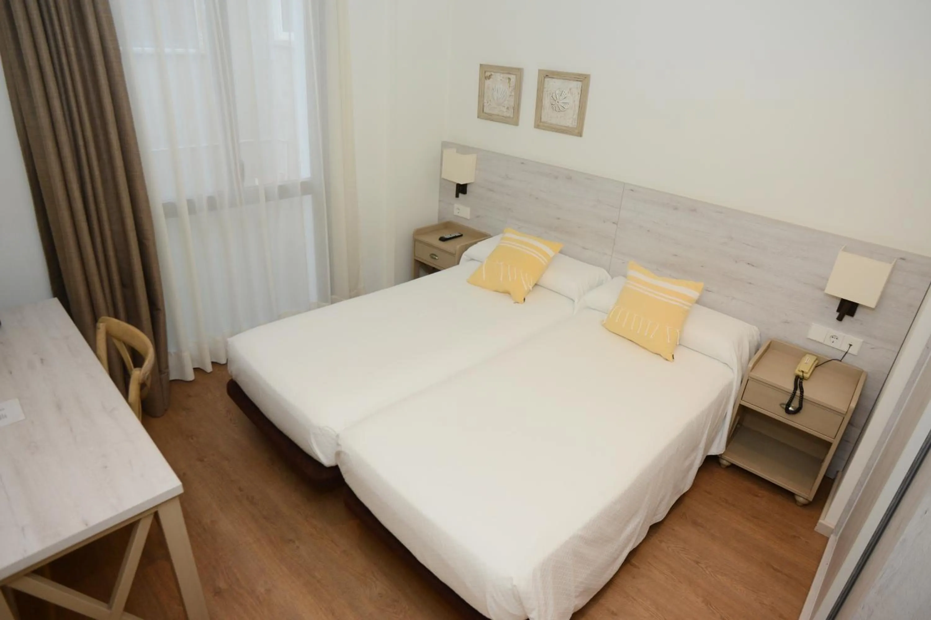 Bedroom, Bed in Hotel L'Escala Centre