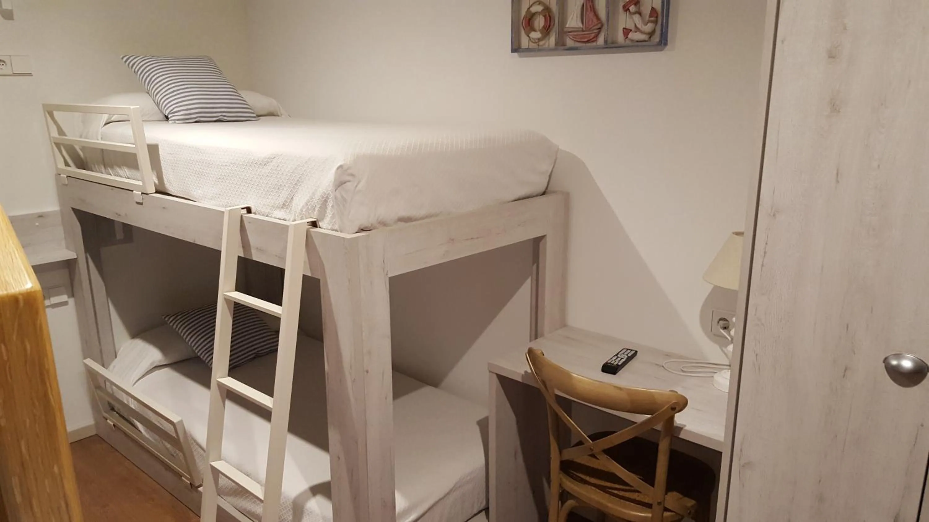 Bedroom, Bed in Hotel L'Escala Centre