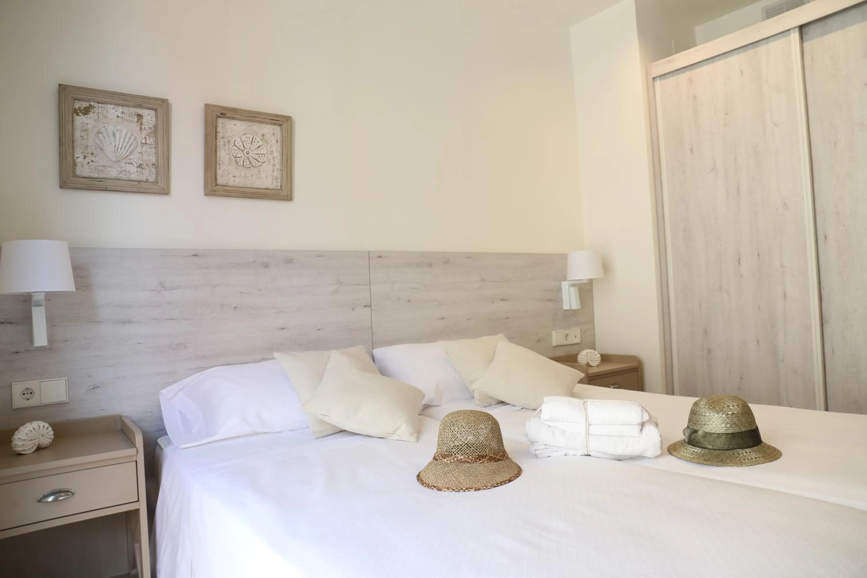 Bed in Hotel L'Escala Centre