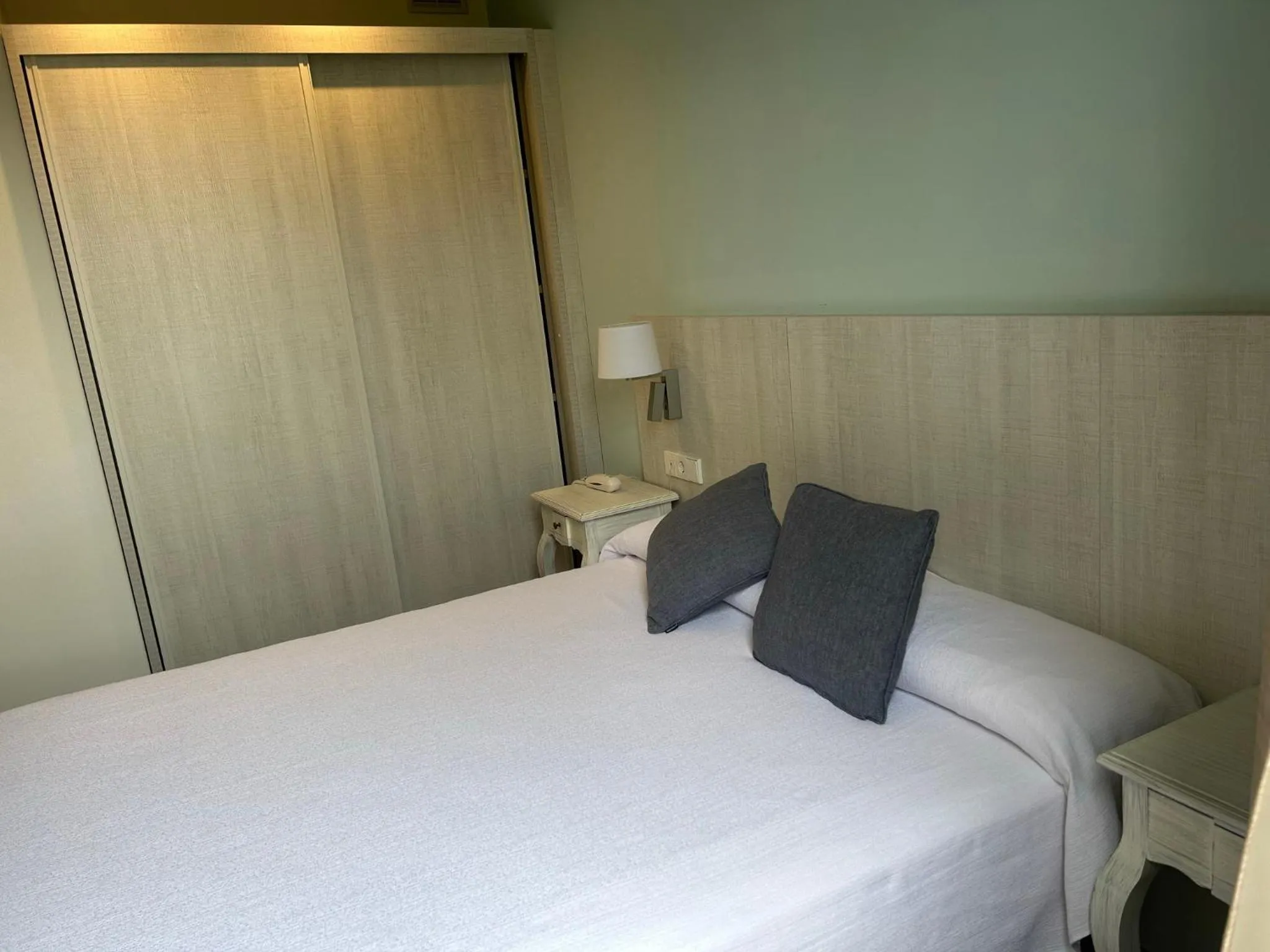 Bed in Hotel L'Escala Centre