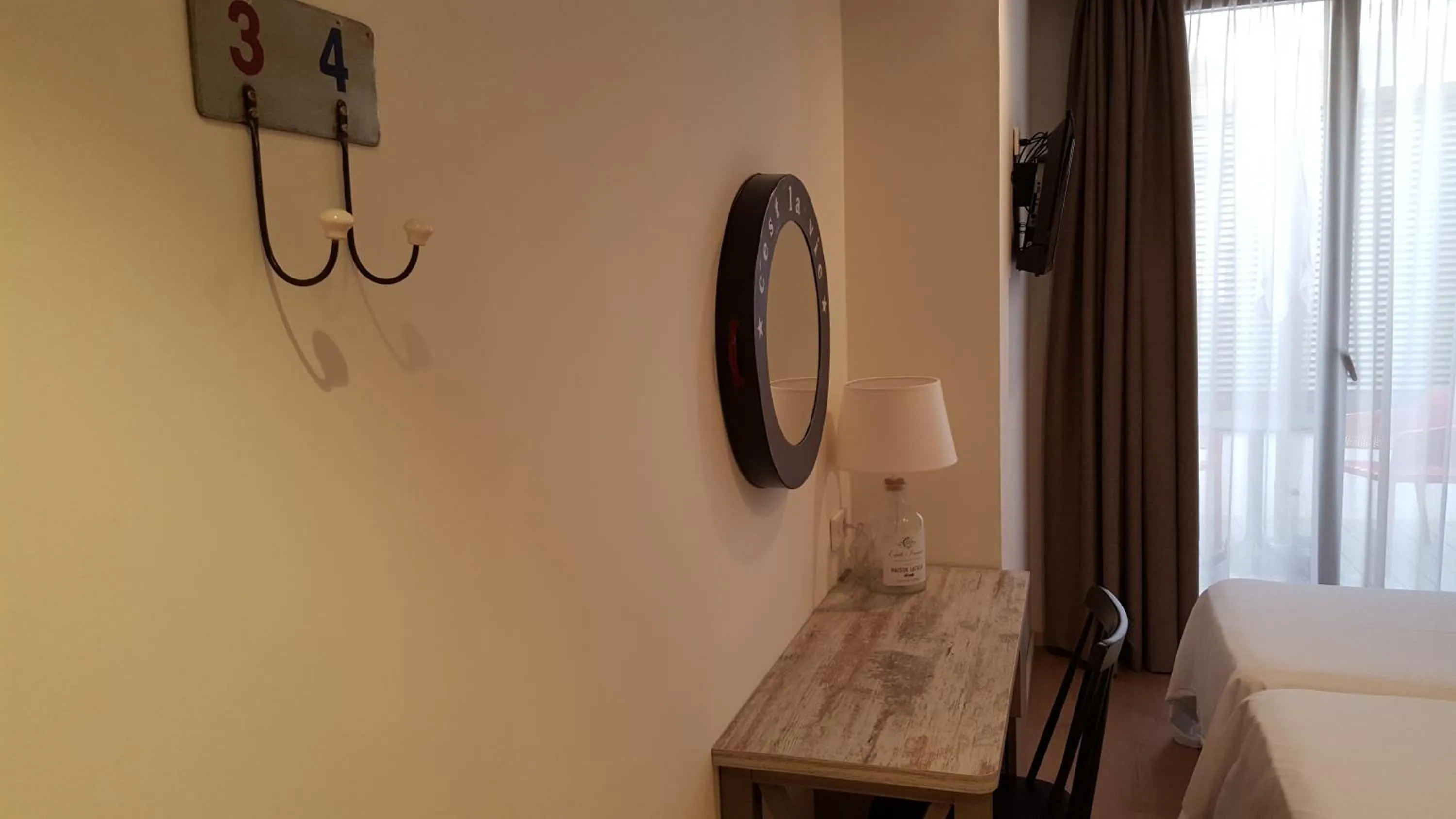 Seating area, Bed in Hotel L'Escala Centre