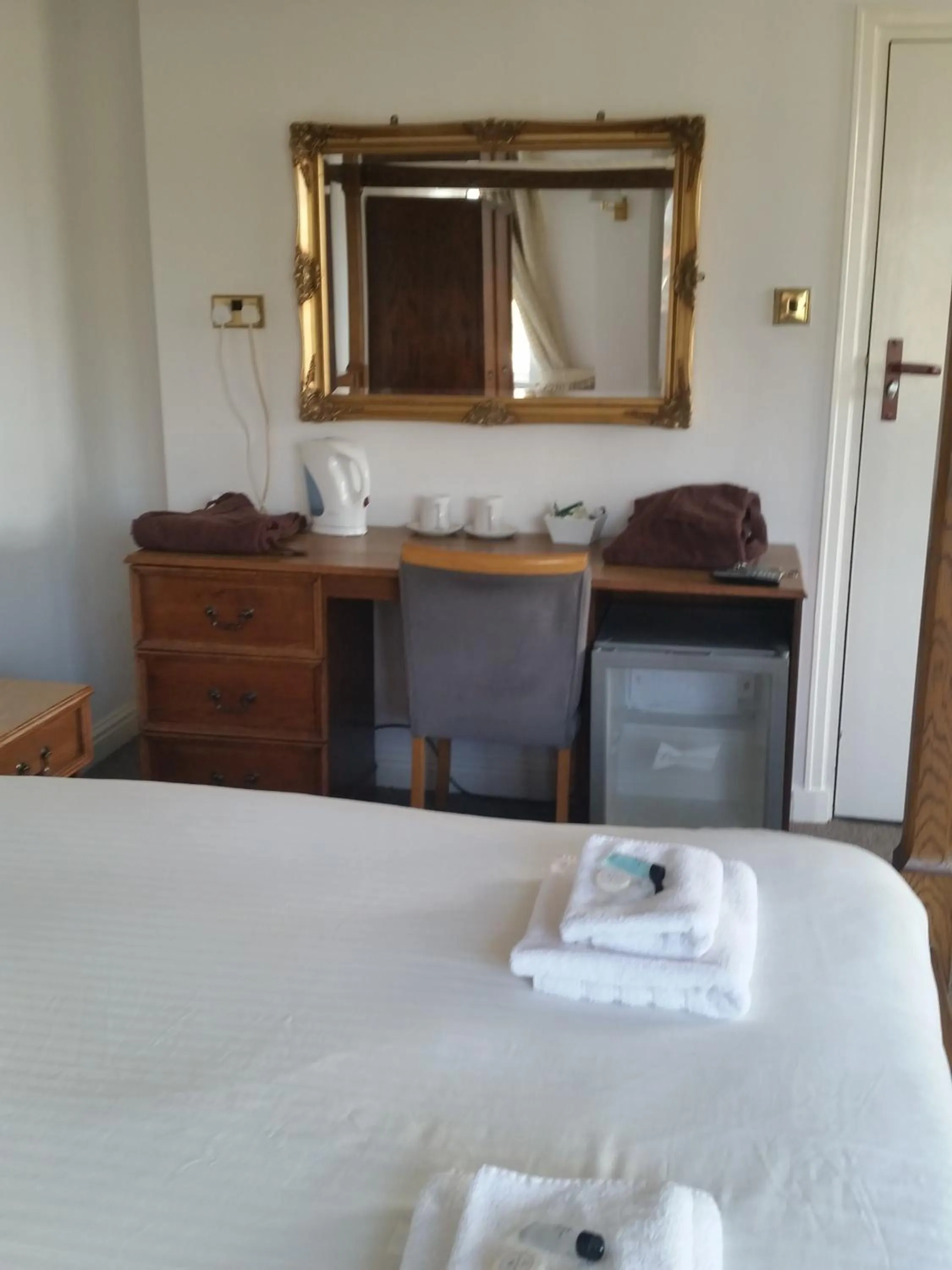 Seating area, Bed in The Bridge Hotel