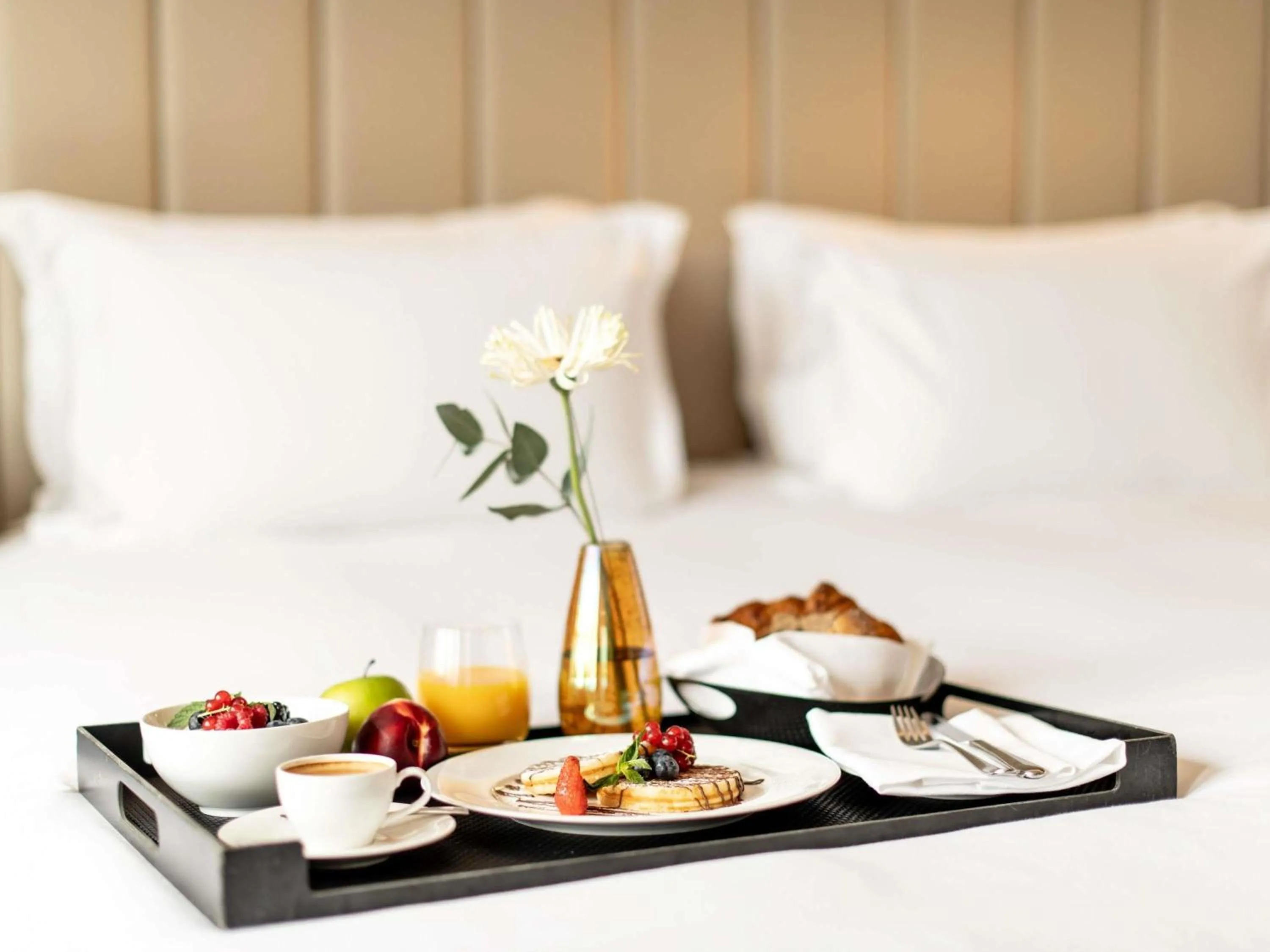 Bedroom, Bed in Sofitel Frankfurt Opera