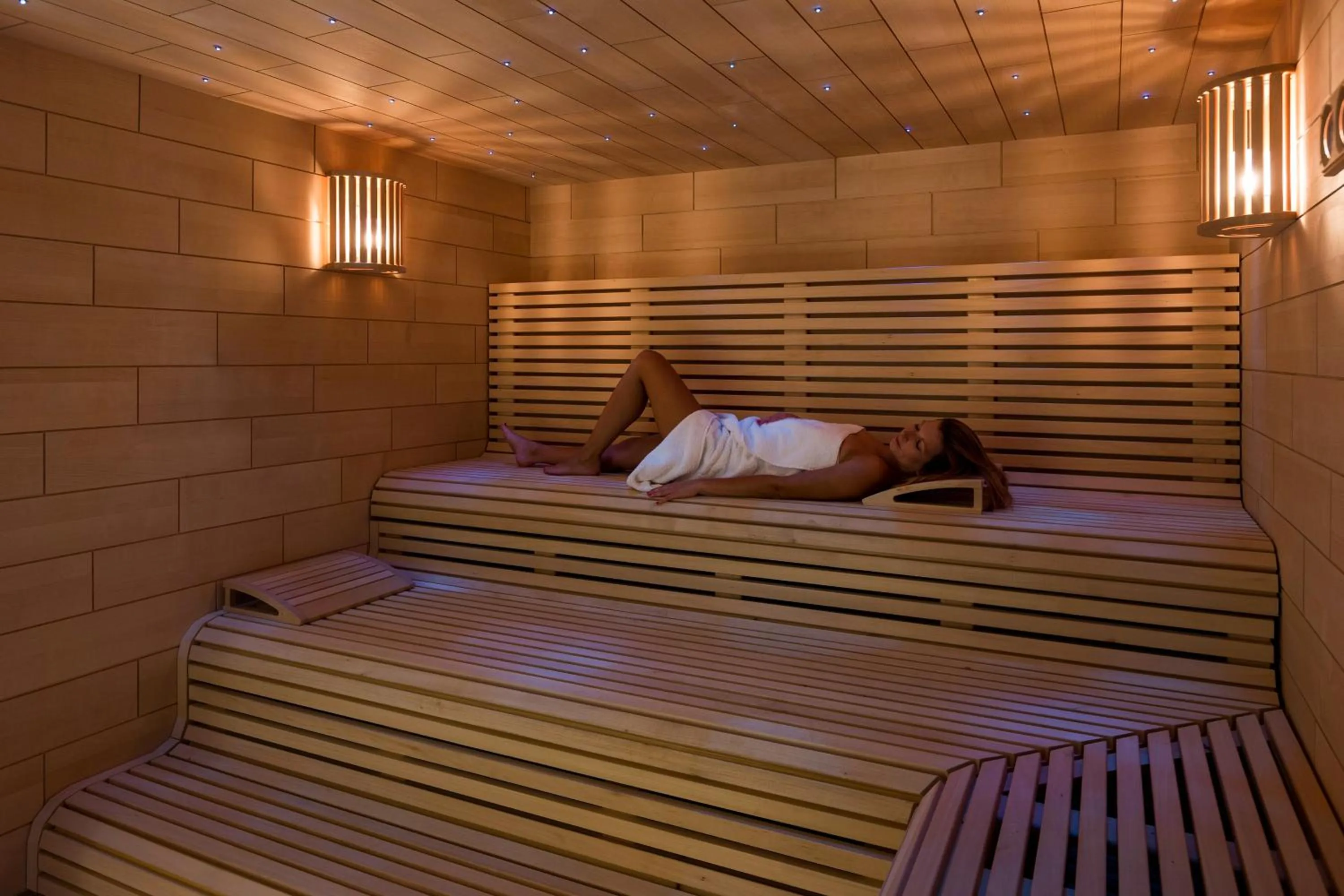 Sauna, Bed in Sofitel Frankfurt Opera