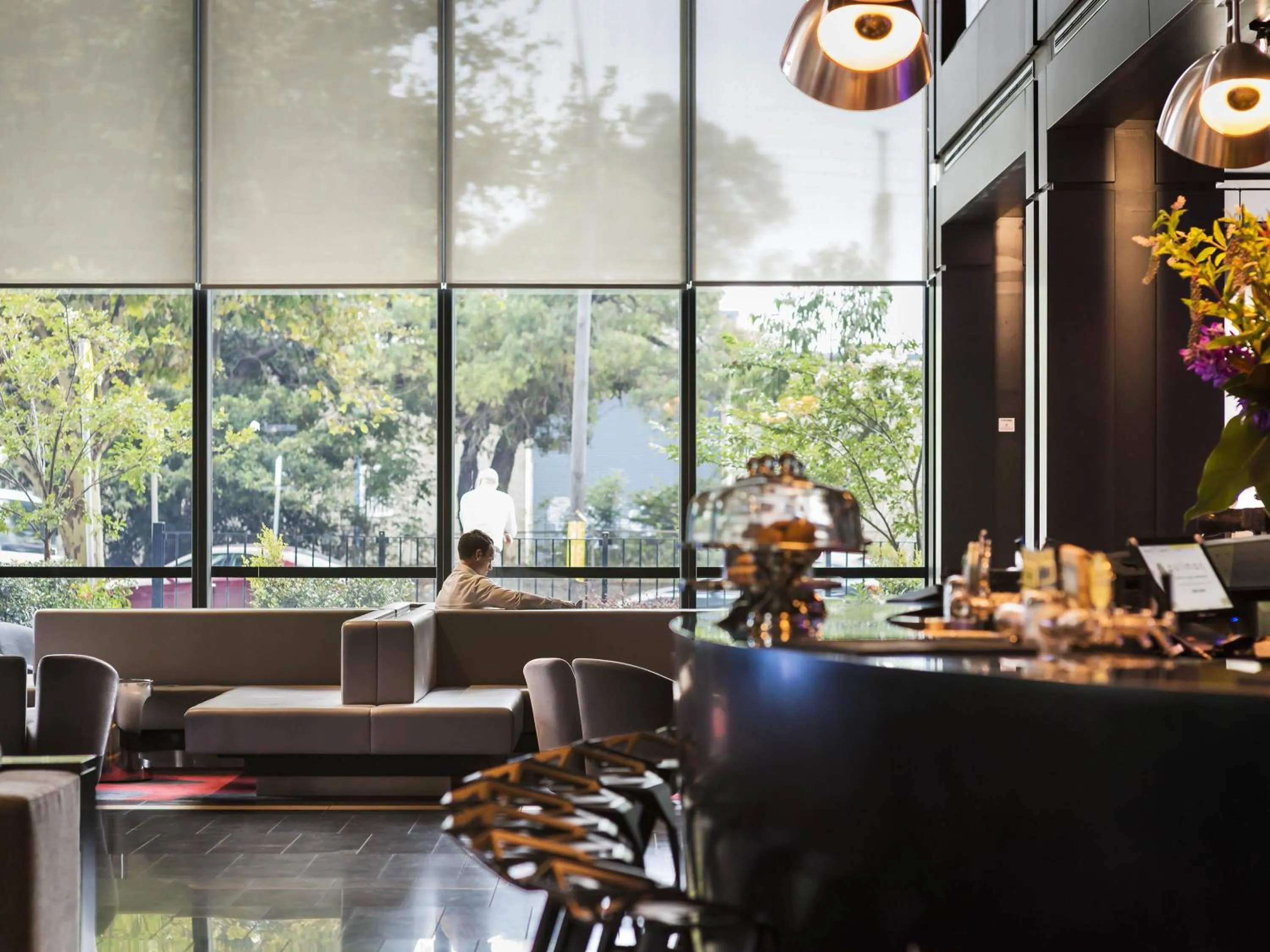 Lounge or bar in Pullman Sydney Airport