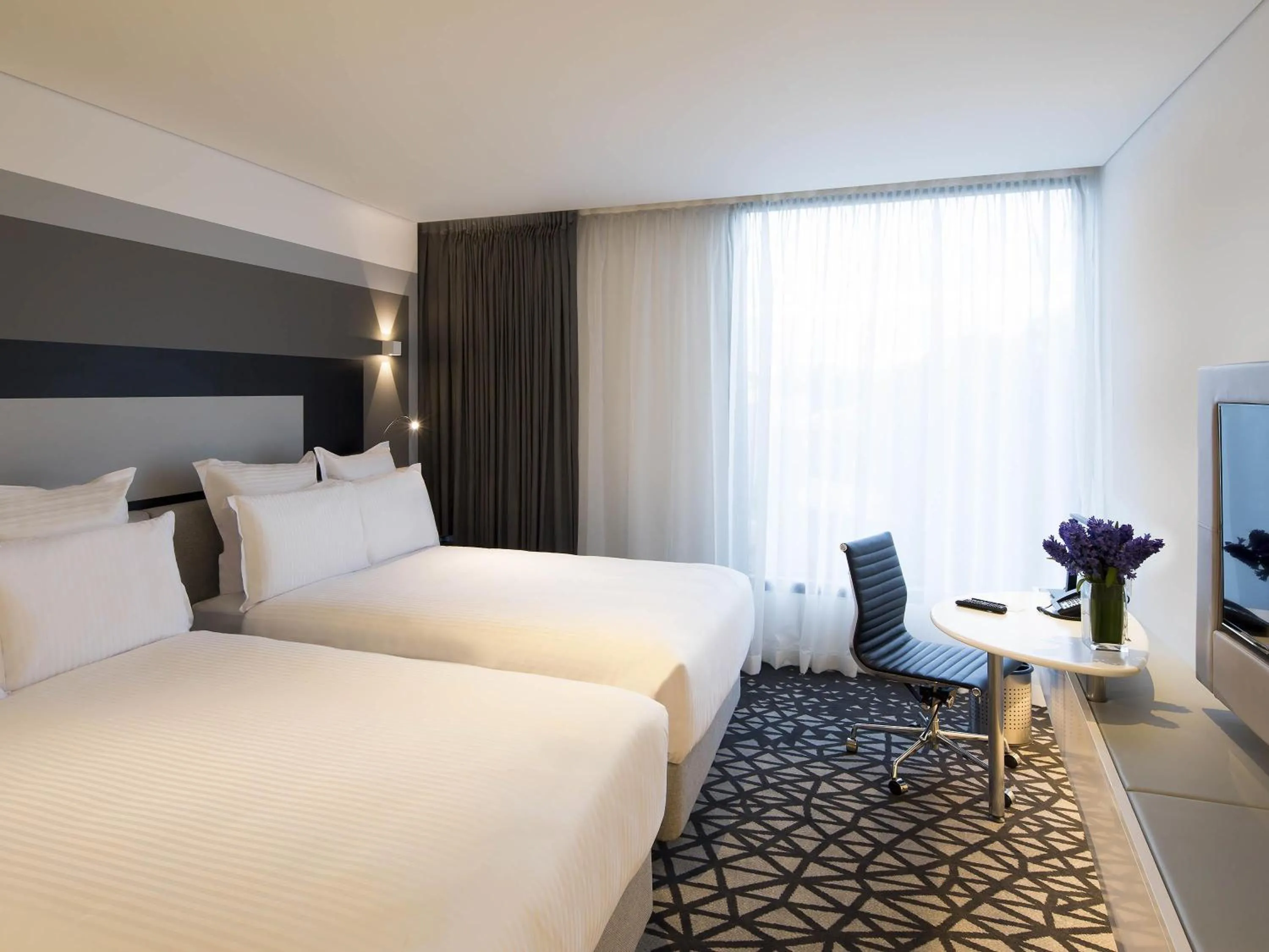 Bedroom, Bed in Pullman Sydney Airport