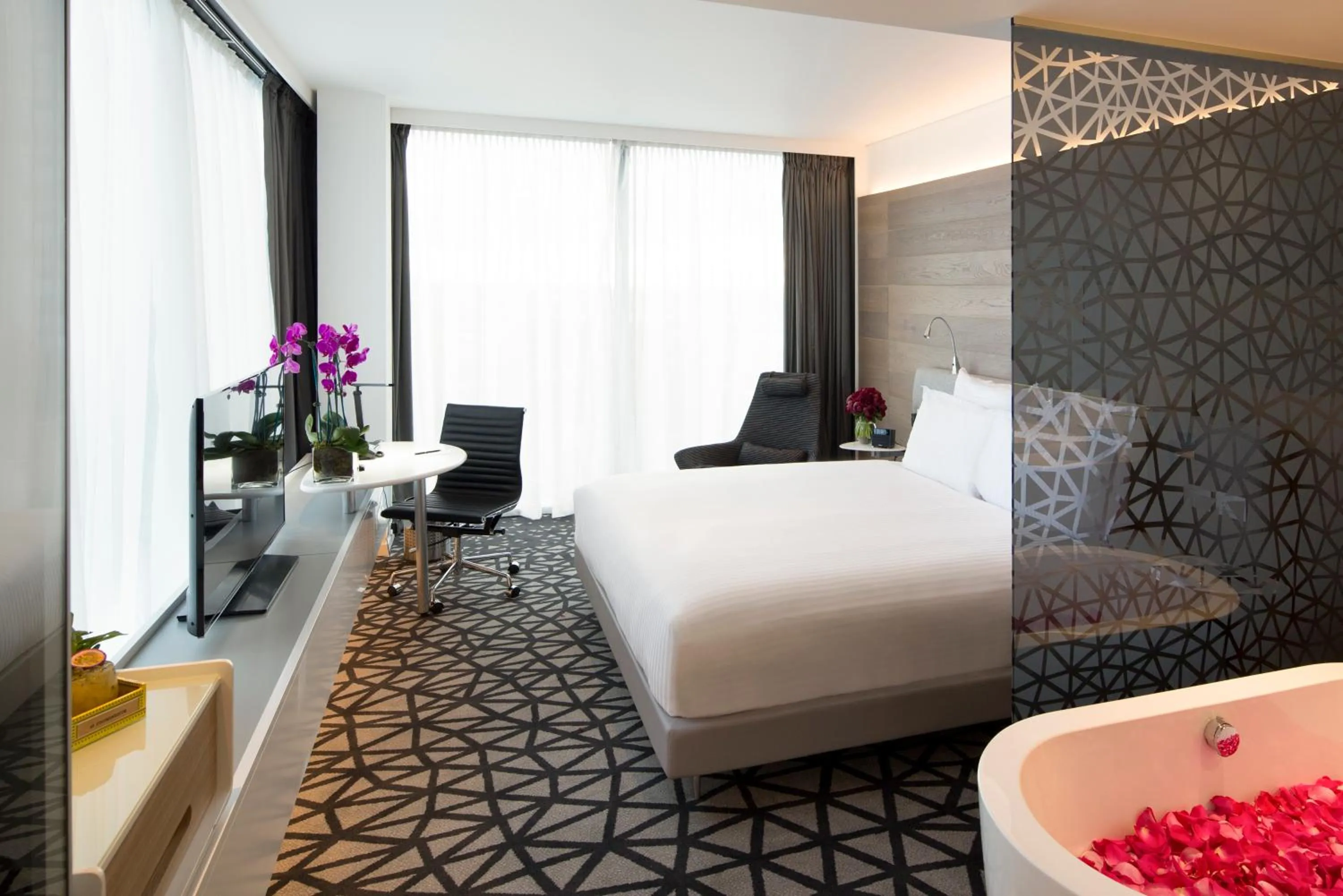 Photo of the whole room, Bed in Pullman Sydney Airport