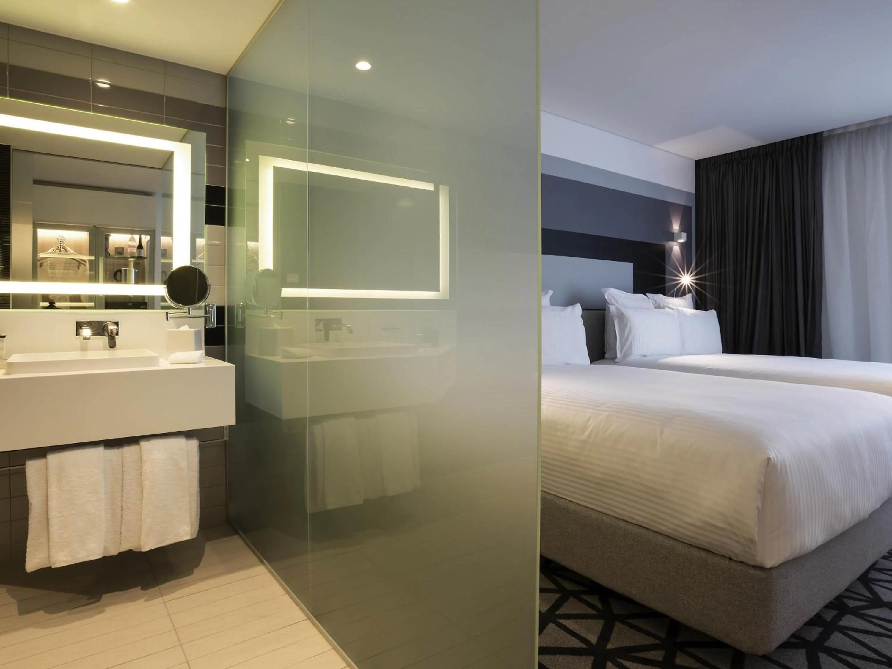 Bedroom, Bed in Pullman Sydney Airport