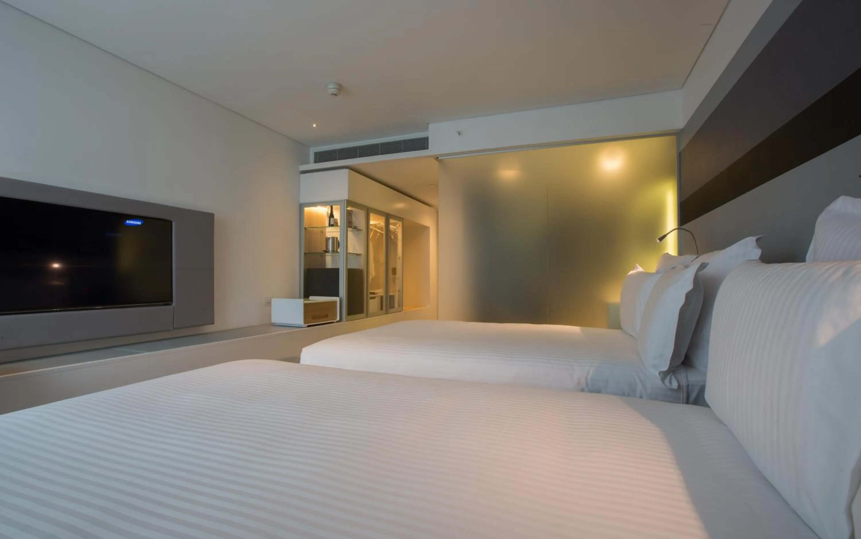 Bedroom, Bed in Pullman Sydney Airport