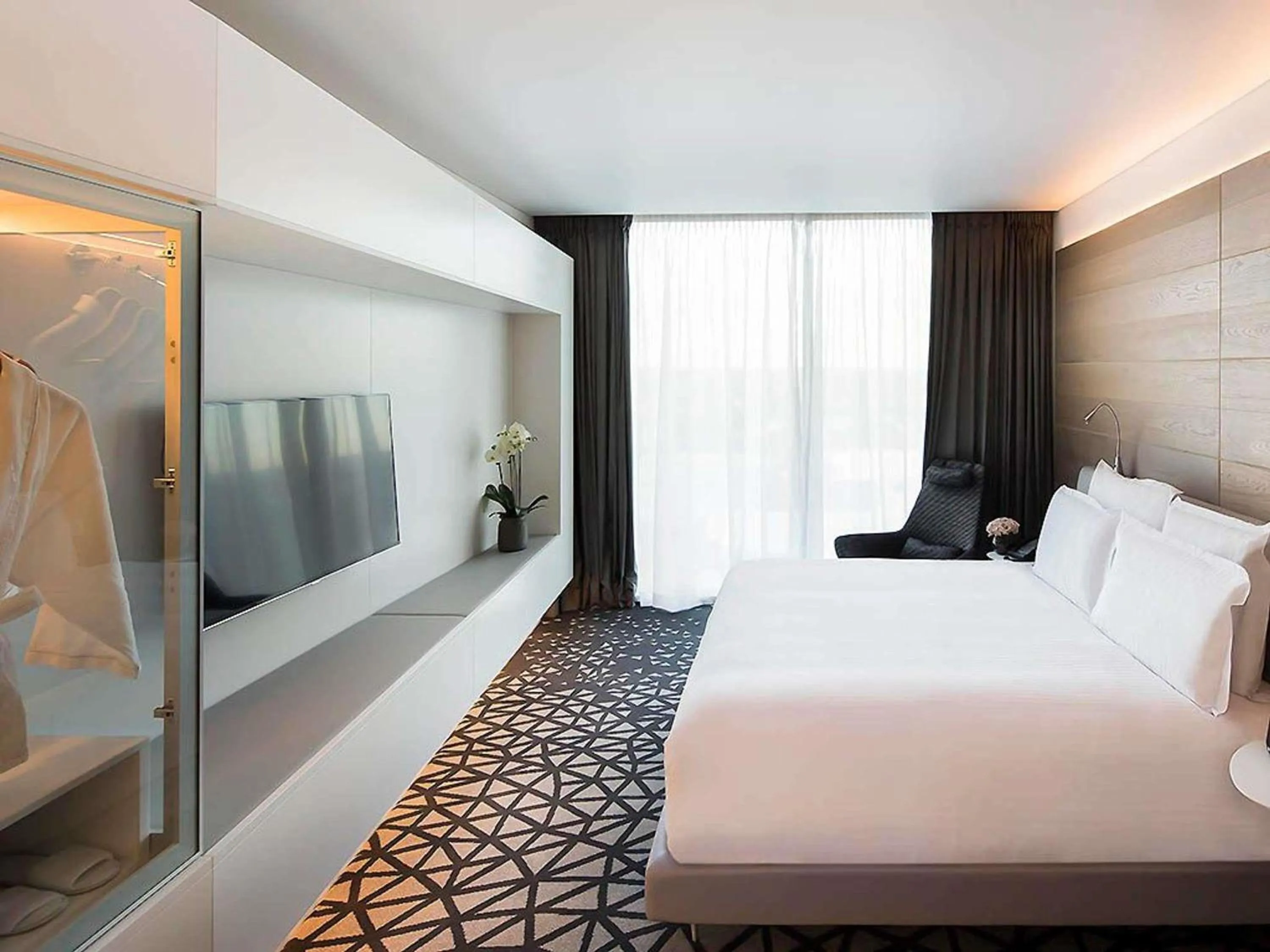 Bedroom, Bed in Pullman Sydney Airport