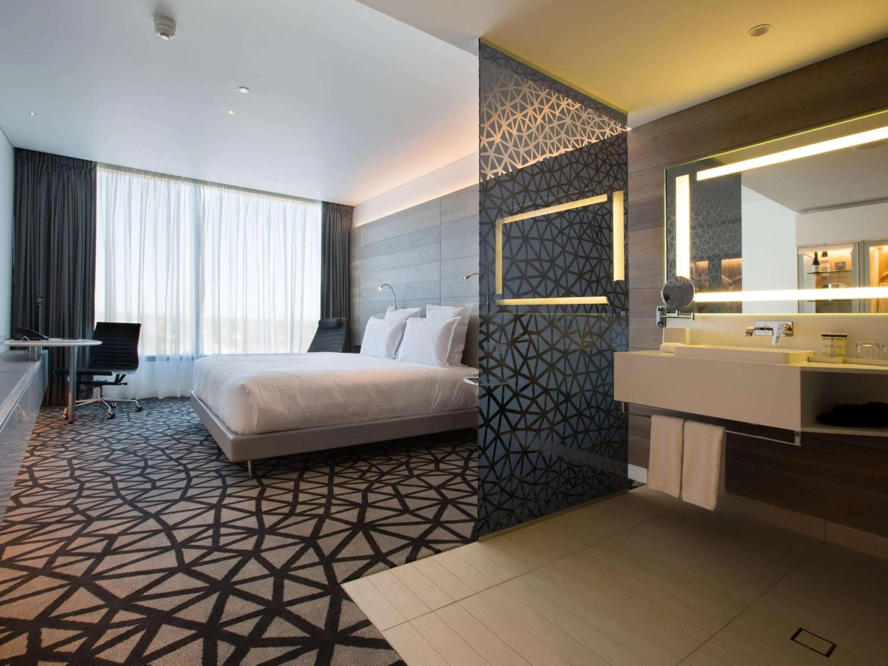 Photo of the whole room, Bed in Pullman Sydney Airport