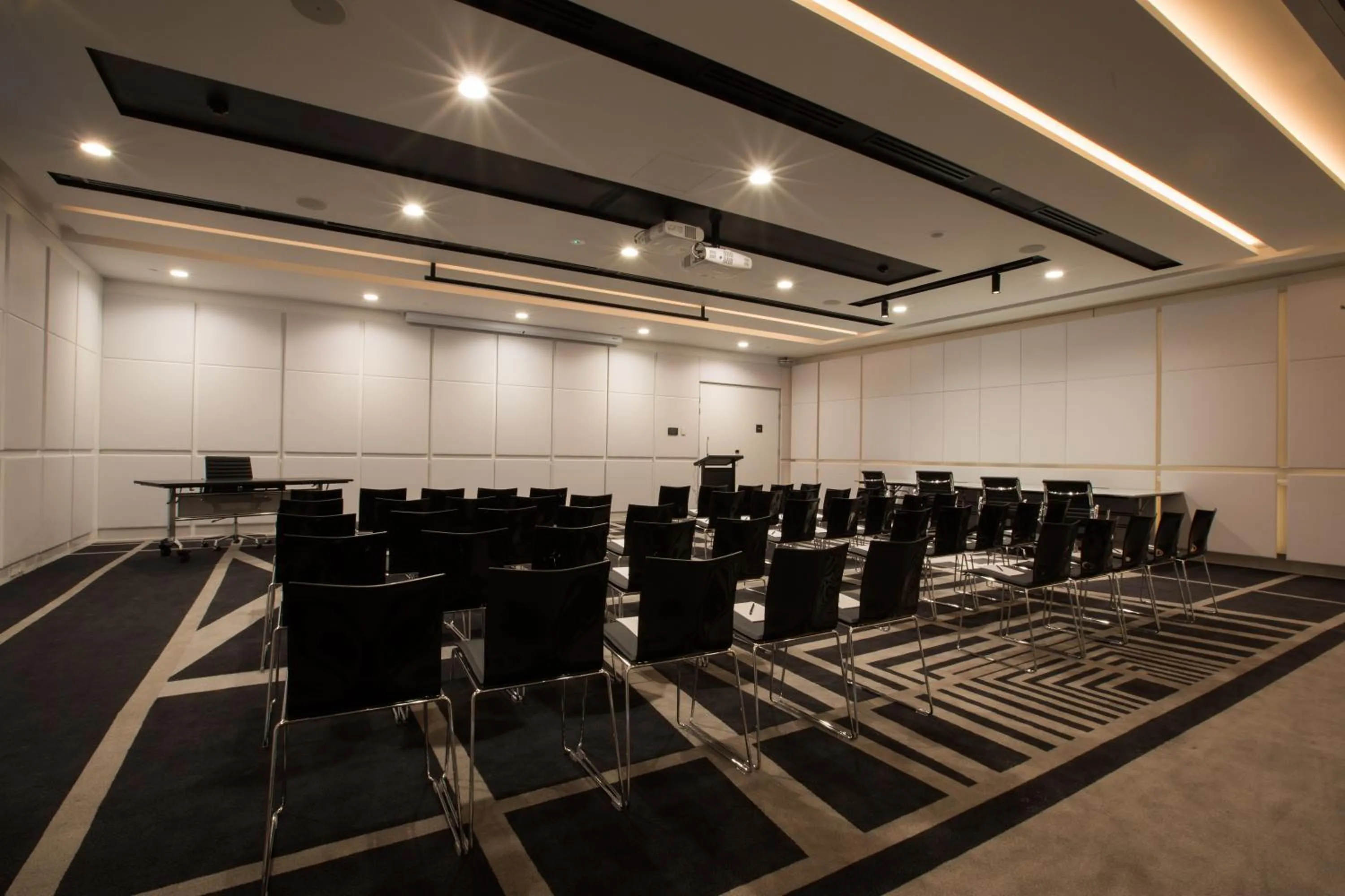 Business facilities in Pullman Sydney Airport