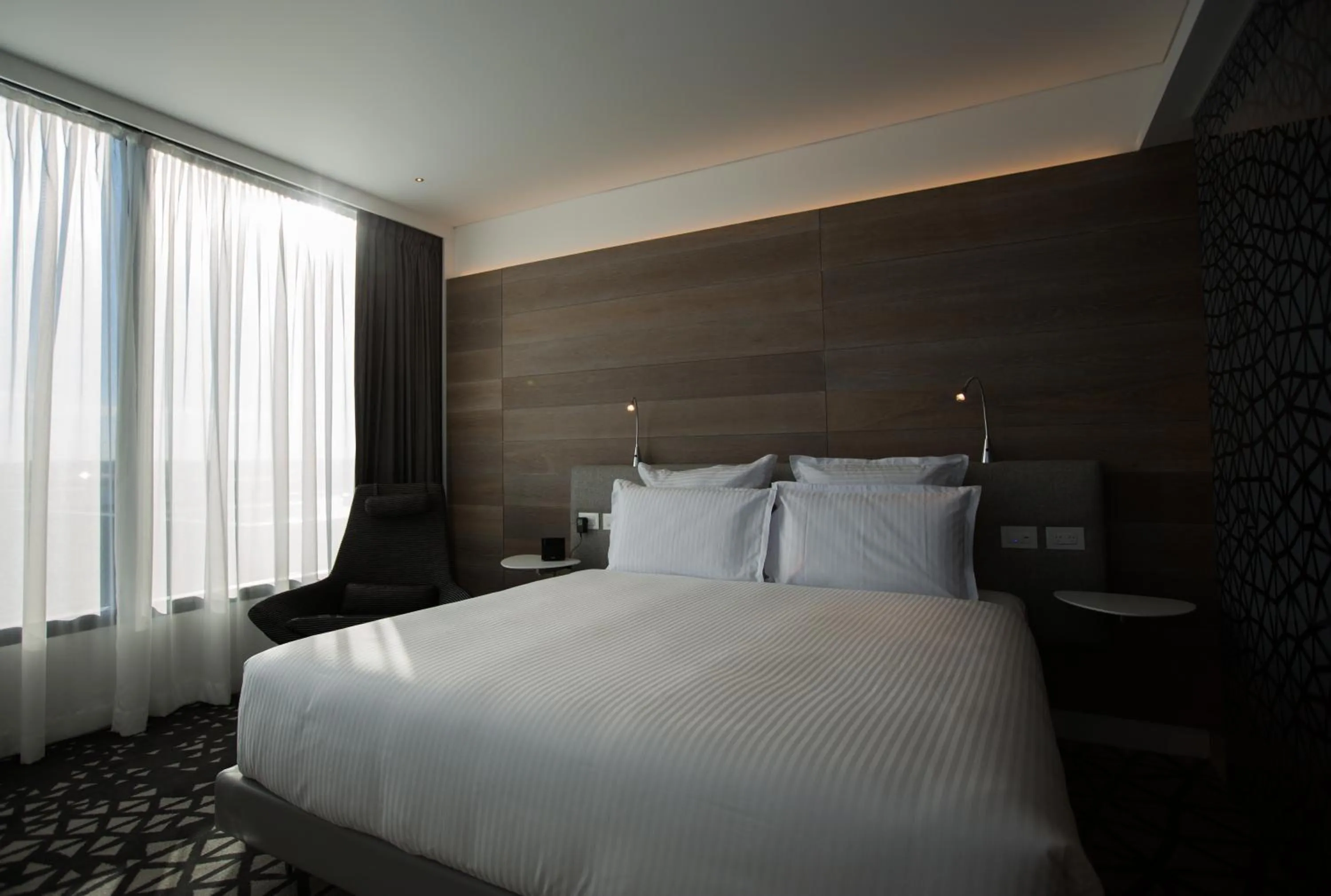 Quiet street view, Bed in Pullman Sydney Airport