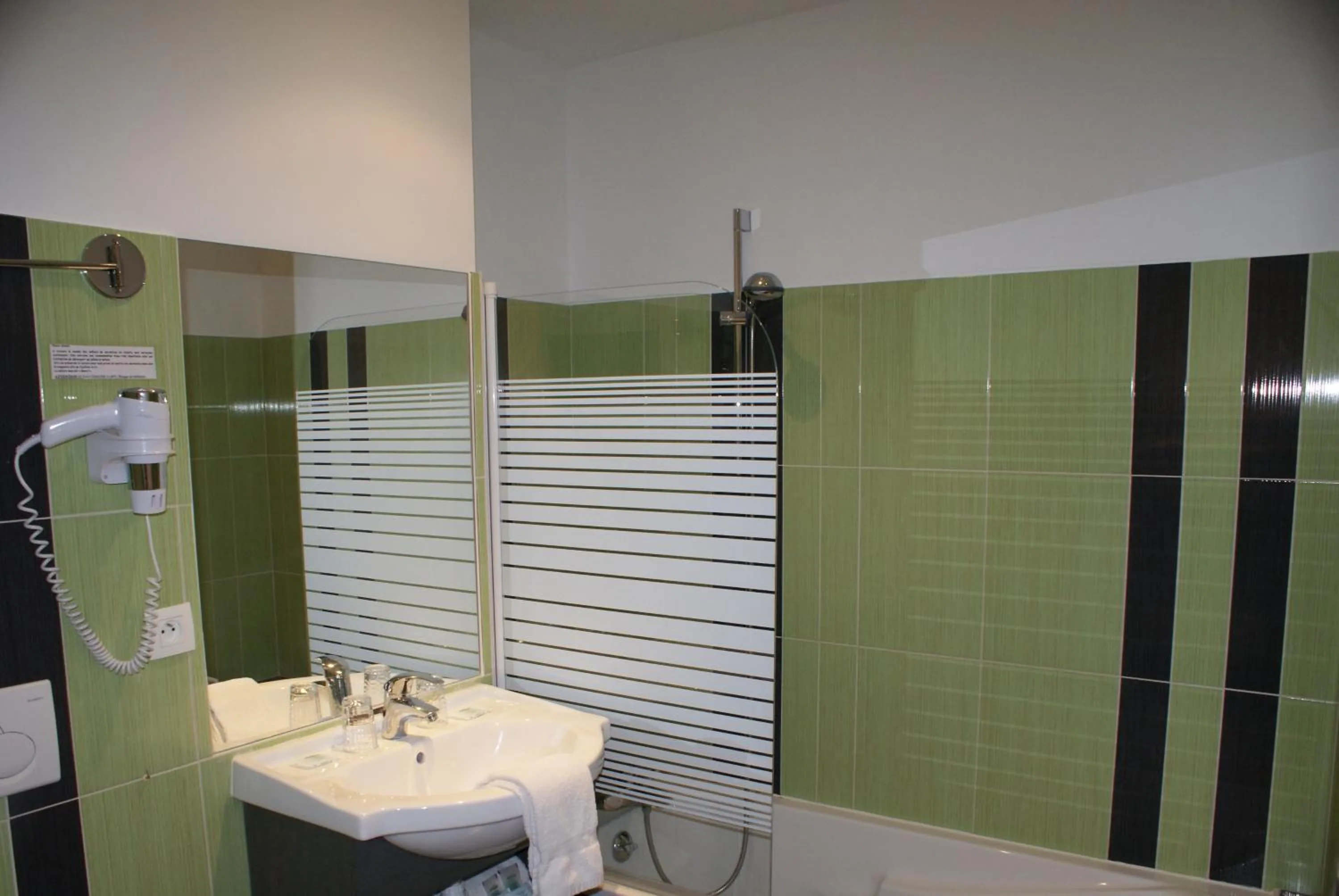 Bathroom in Hôtel Résidence Bergara