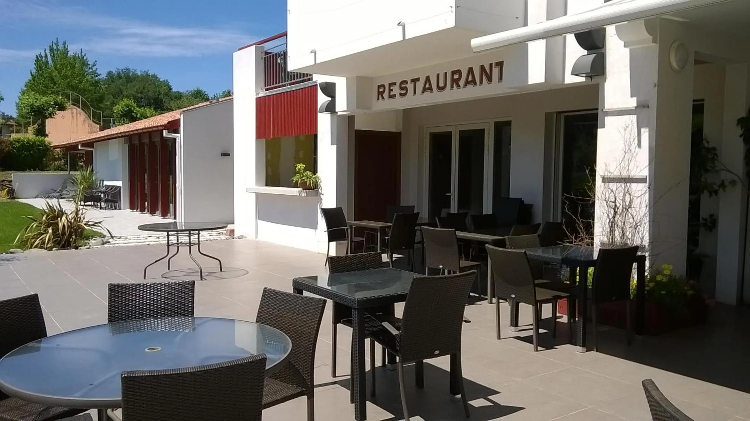 Balcony/Terrace in Hôtel Résidence Bergara
