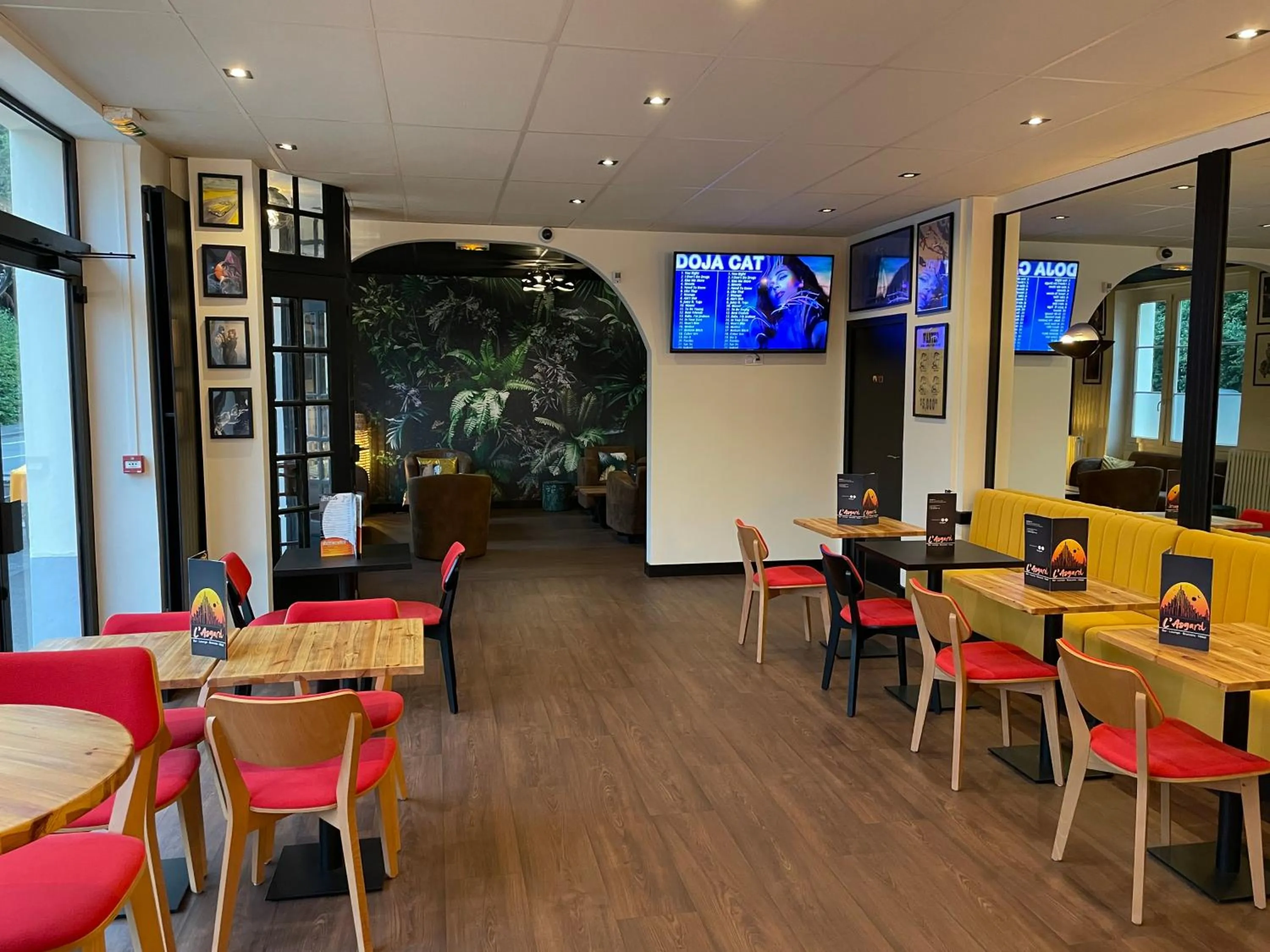 Restaurant/places to eat in Le Sporting