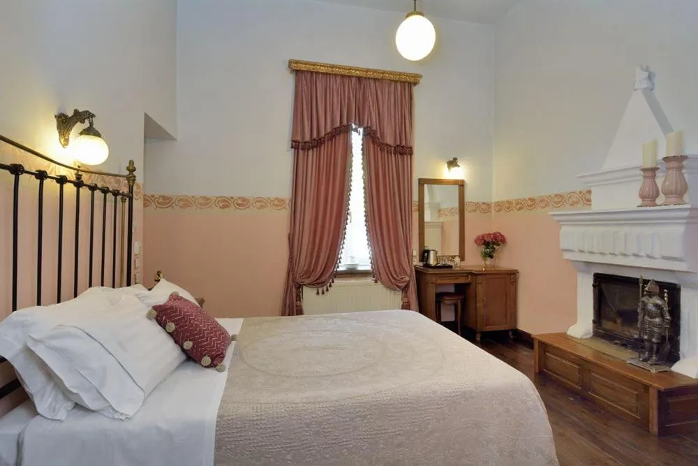 Bed in Archontiko Naoumidi