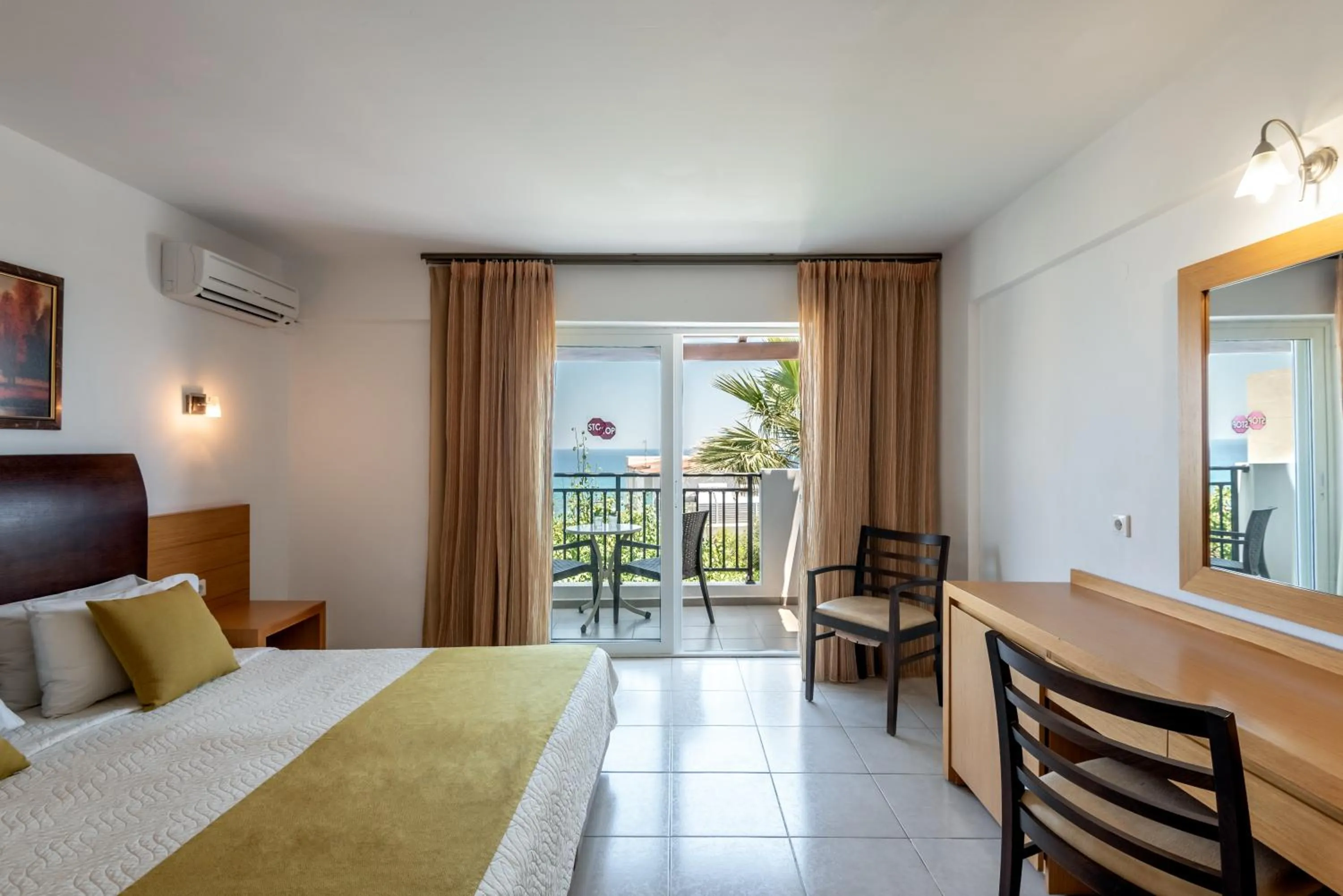 Photo of the whole room, Bed in Mediterraneo Hotel