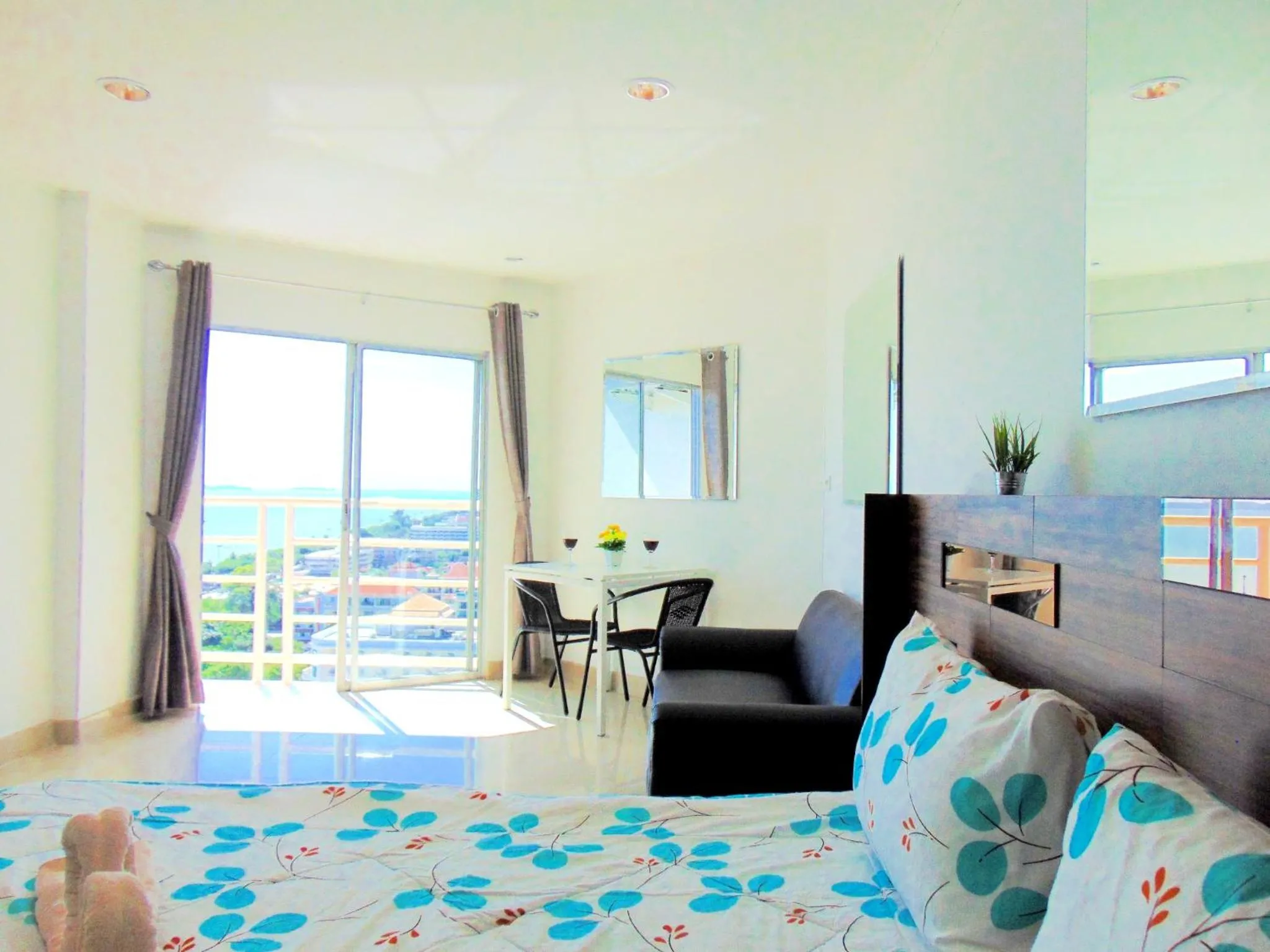 Photo of the whole room, Bed in Sea View Beachfront Condos Pattaya Jomtien Beach