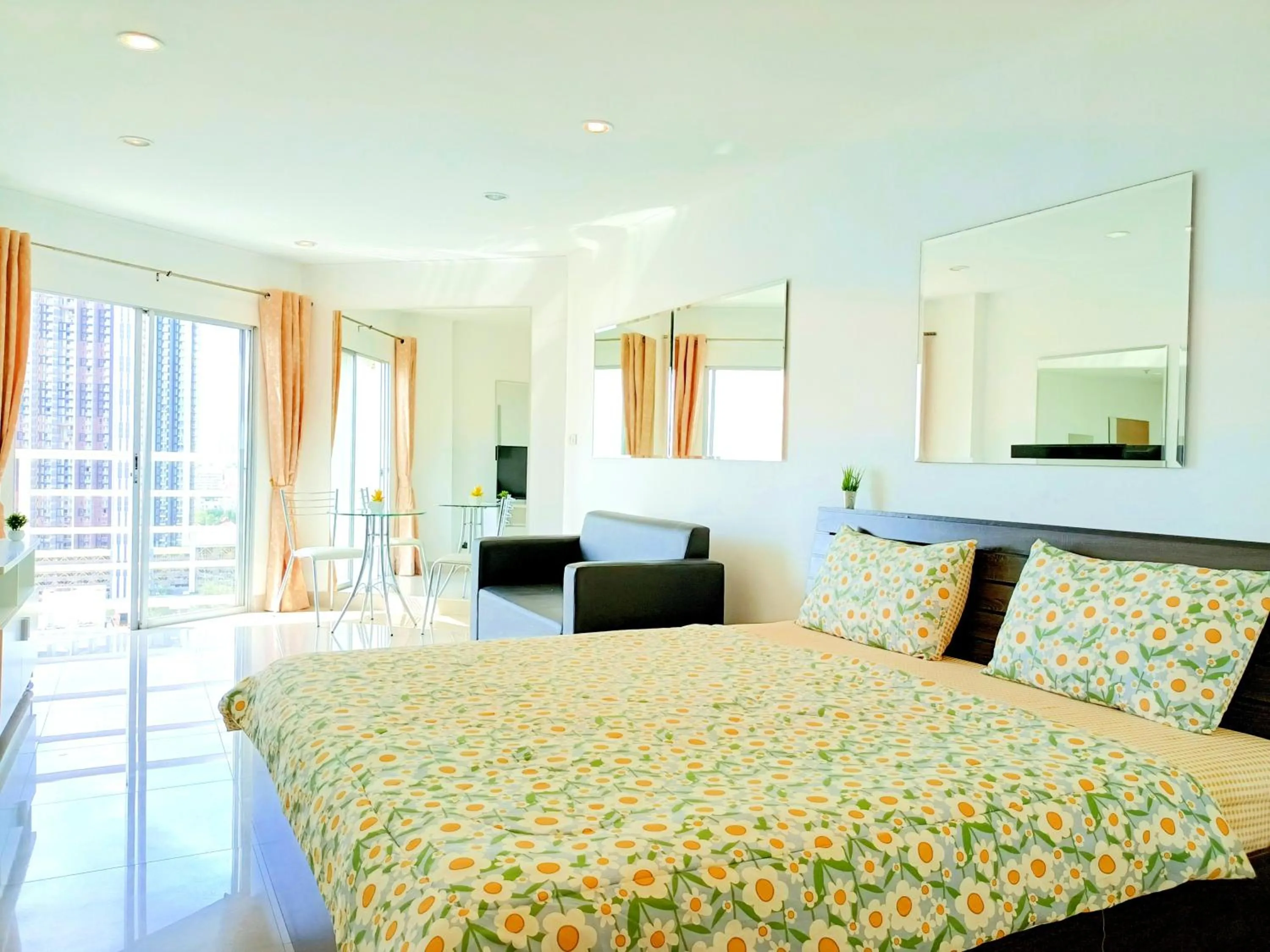 Photo of the whole room, Bed in Sea View Beachfront Condos Pattaya Jomtien Beach