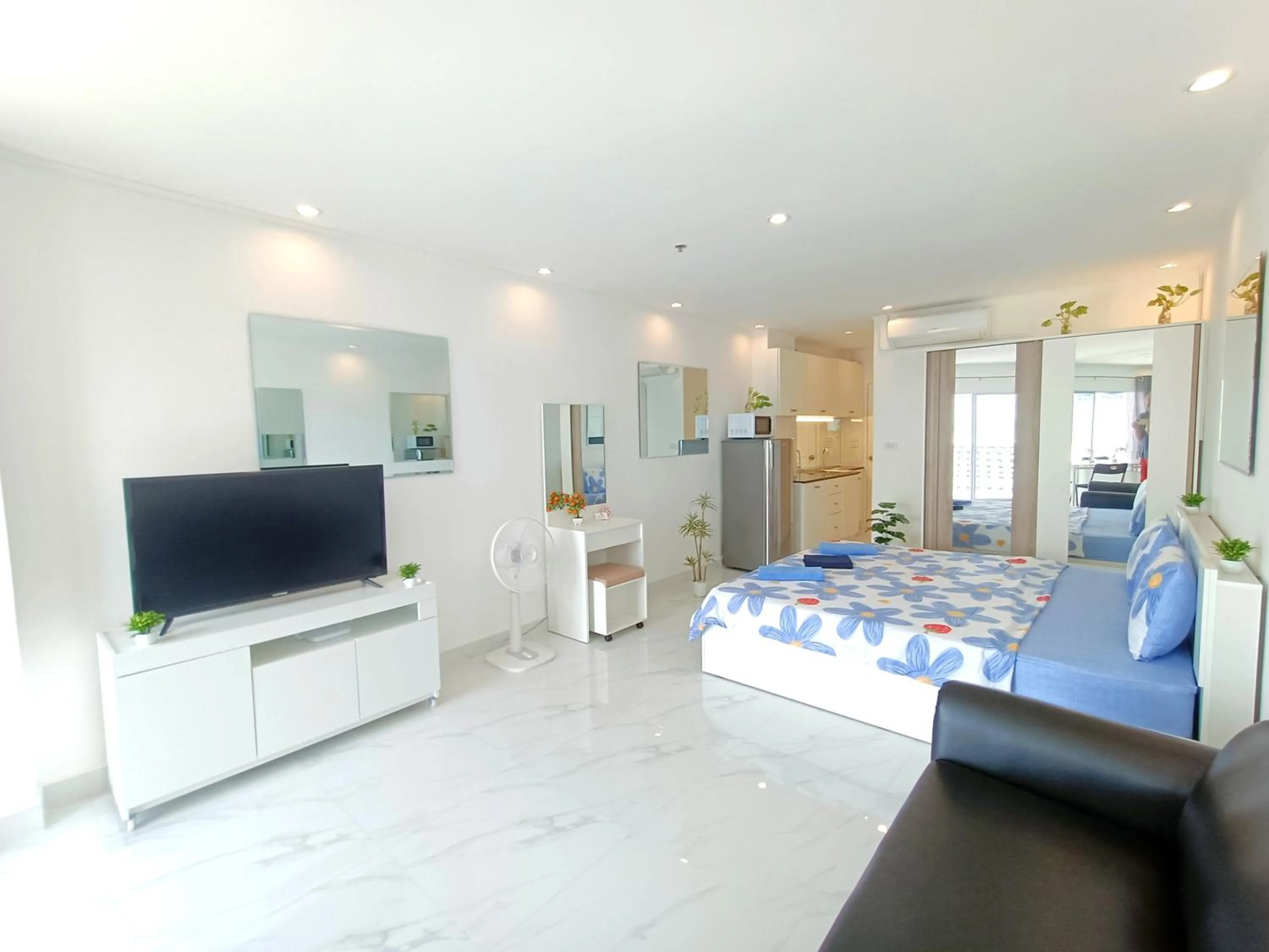 Photo of the whole room, Bed in Sea View Beachfront Condos Pattaya Jomtien Beach