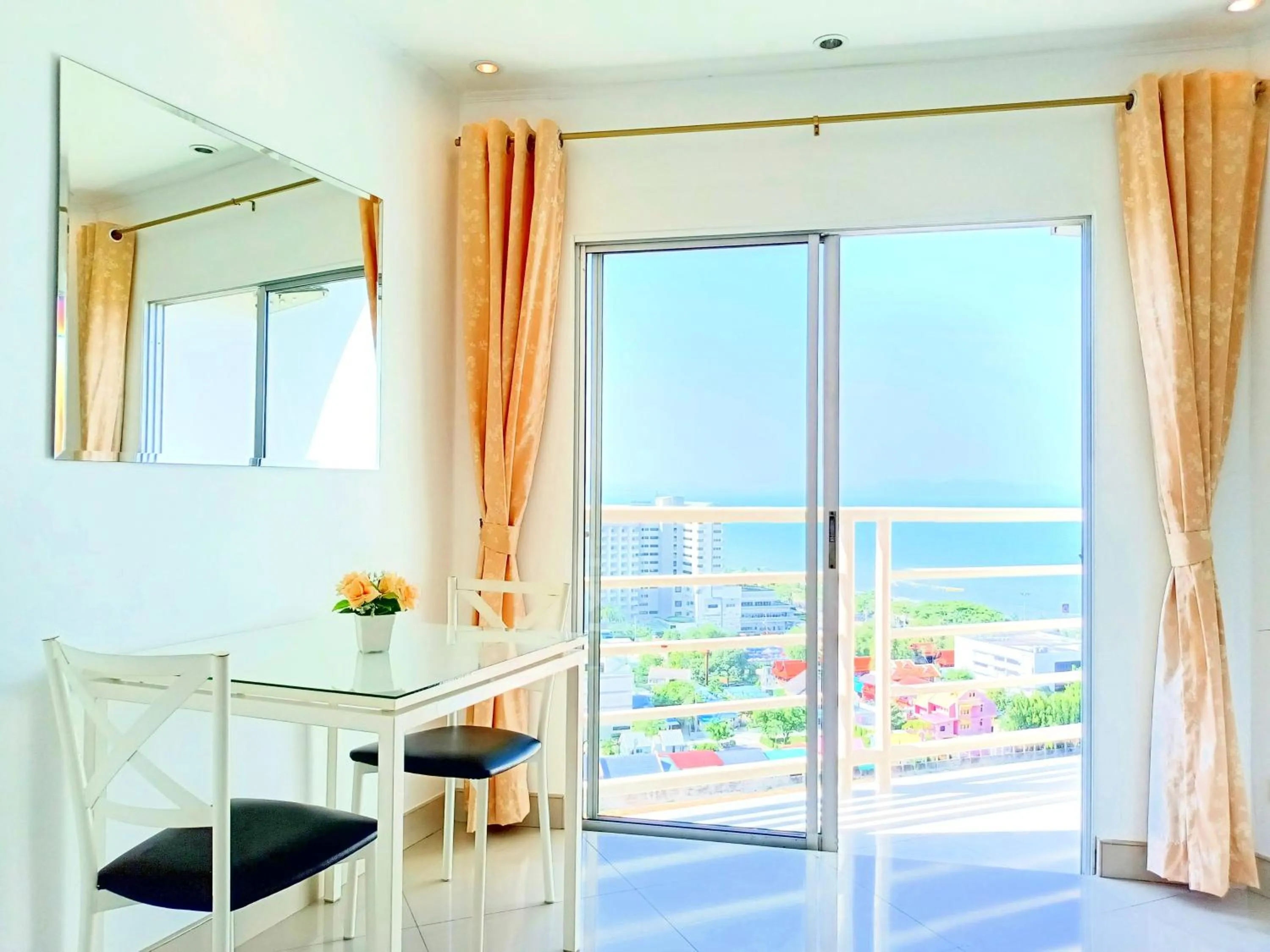 Photo of the whole room in Sea View Beachfront Condos Pattaya Jomtien Beach