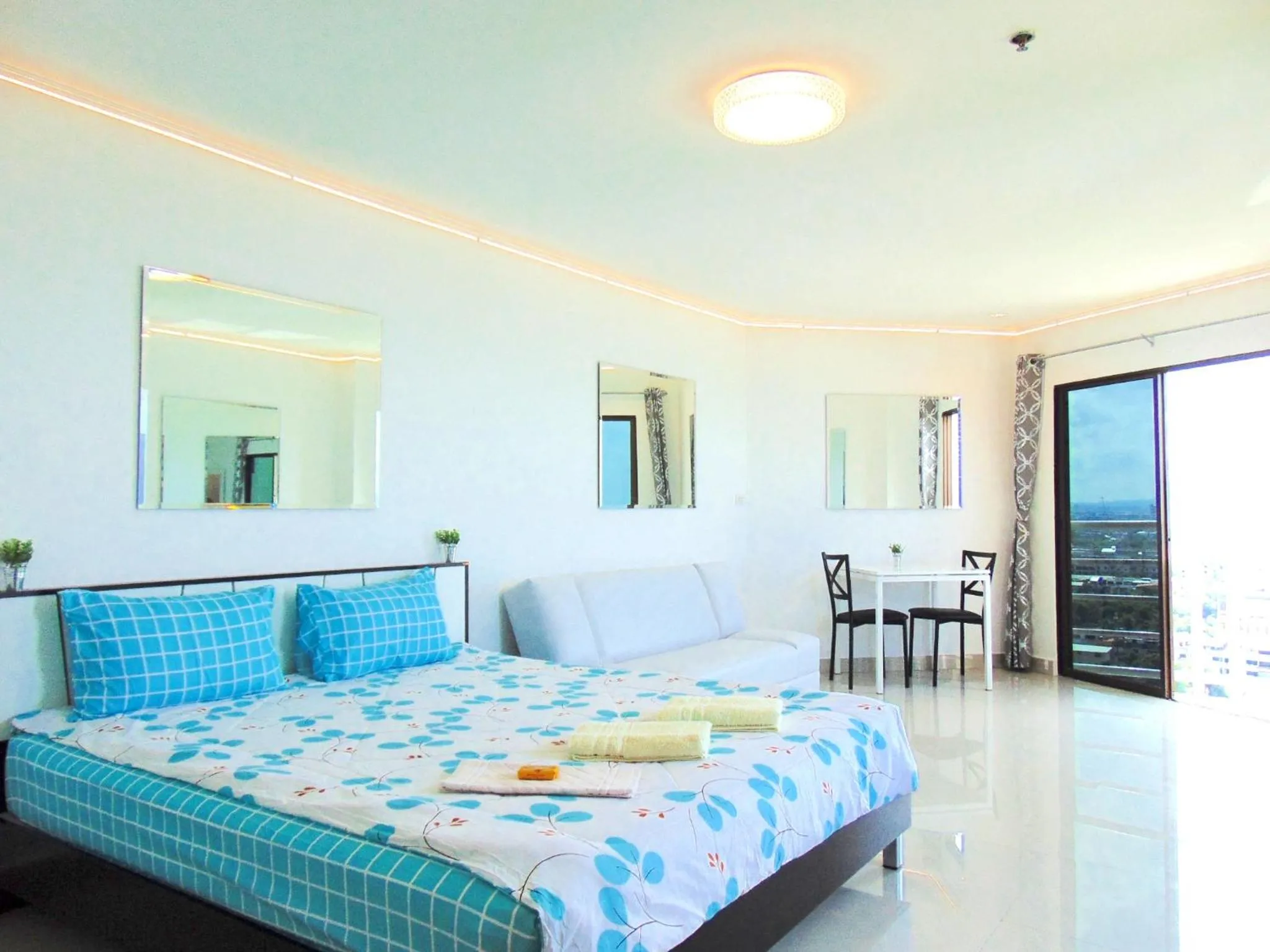 Photo of the whole room, Bed in Sea View Beachfront Condos Pattaya Jomtien Beach