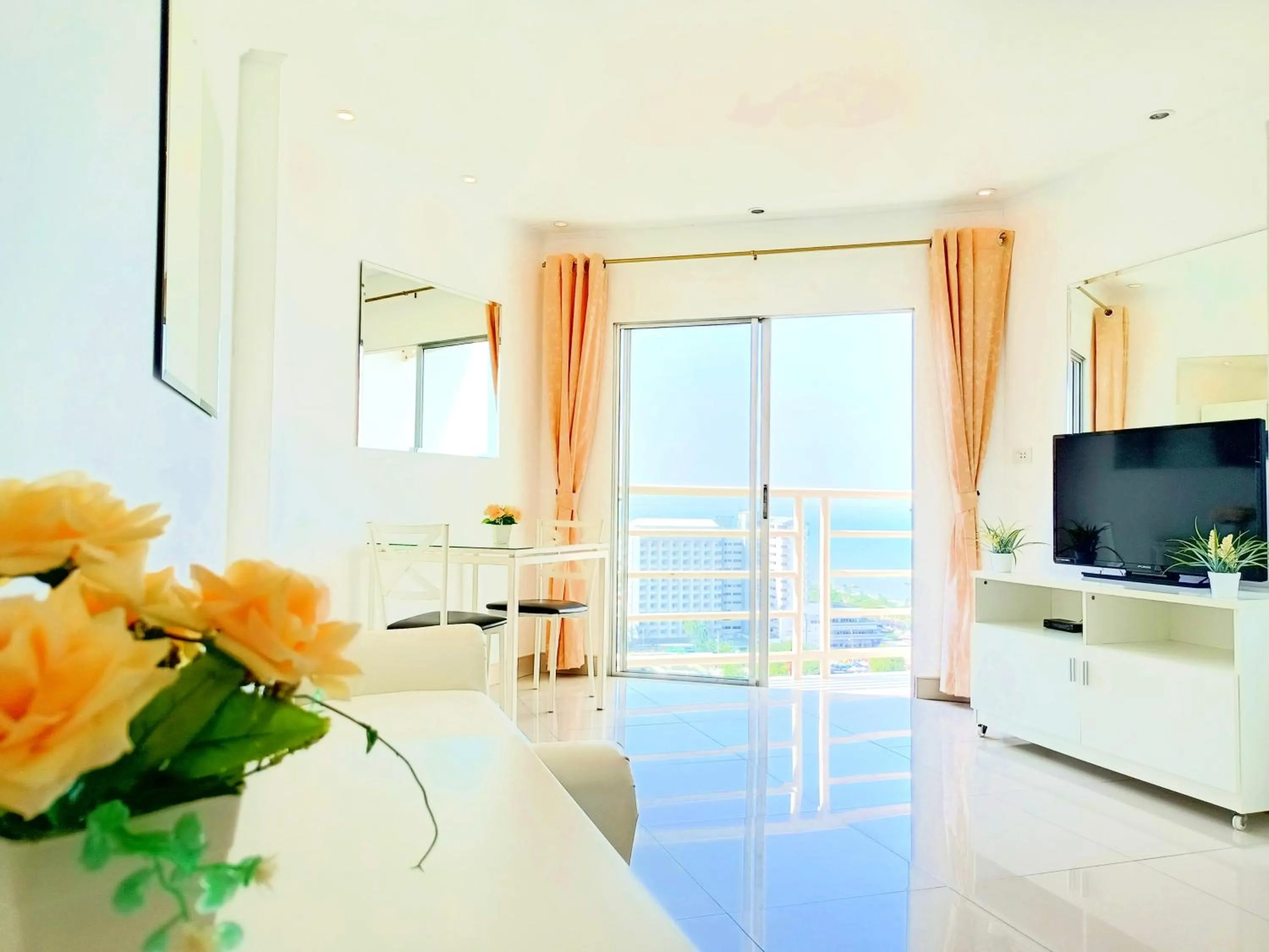 Photo of the whole room in Sea View Beachfront Condos Pattaya Jomtien Beach