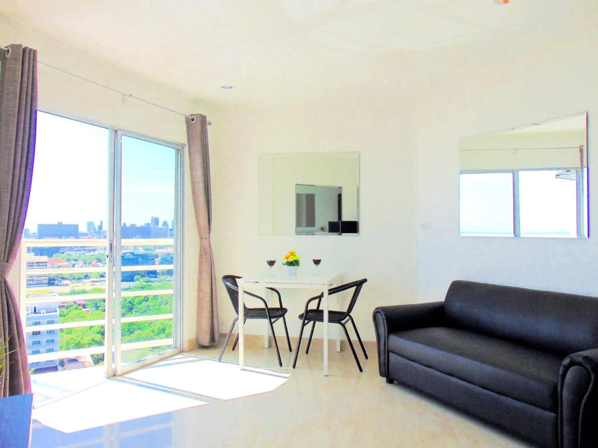 Photo of the whole room in Sea View Beachfront Condos Pattaya Jomtien Beach