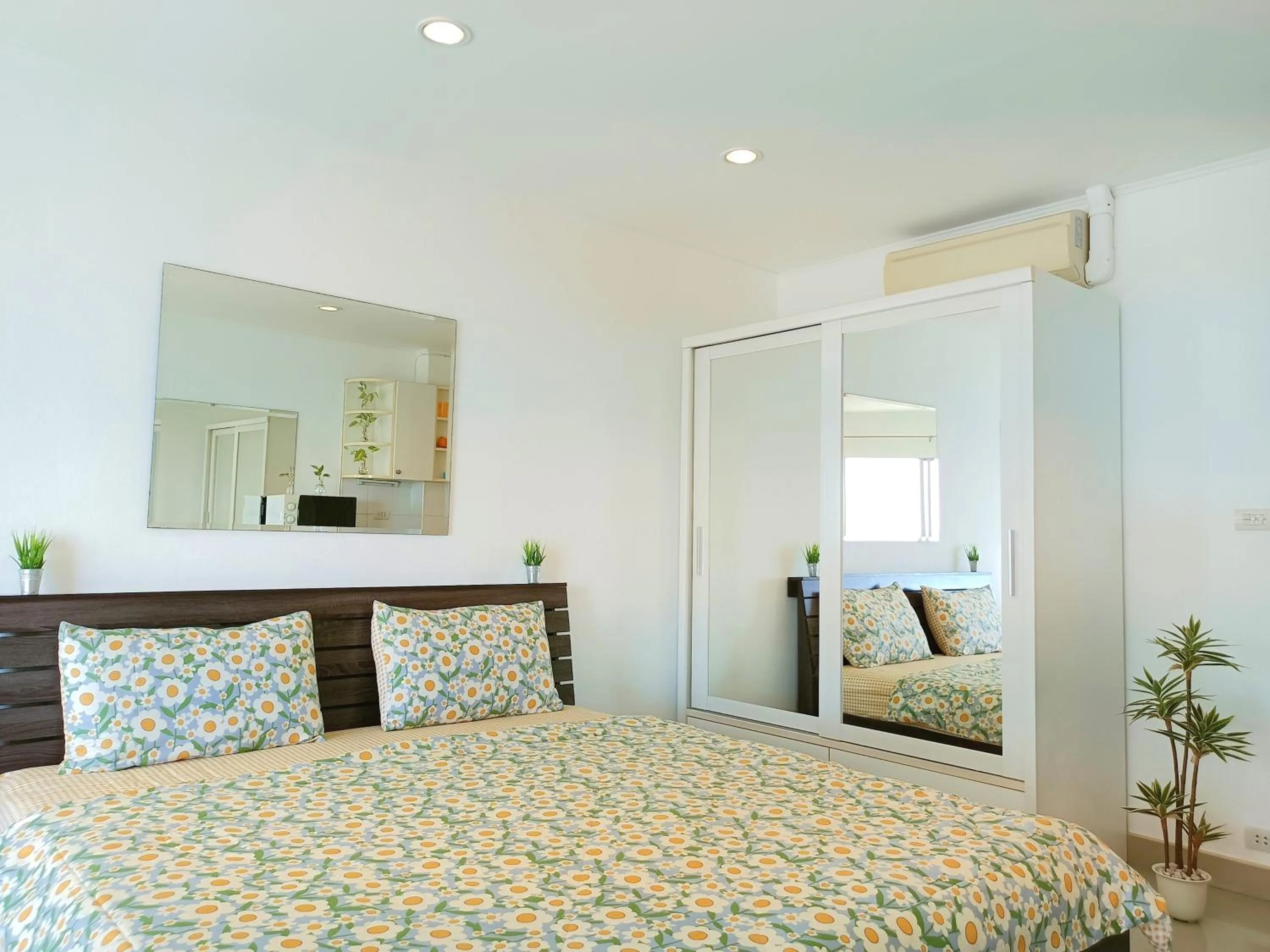 Bedroom, Bed in Sea View Beachfront Condos Pattaya Jomtien Beach