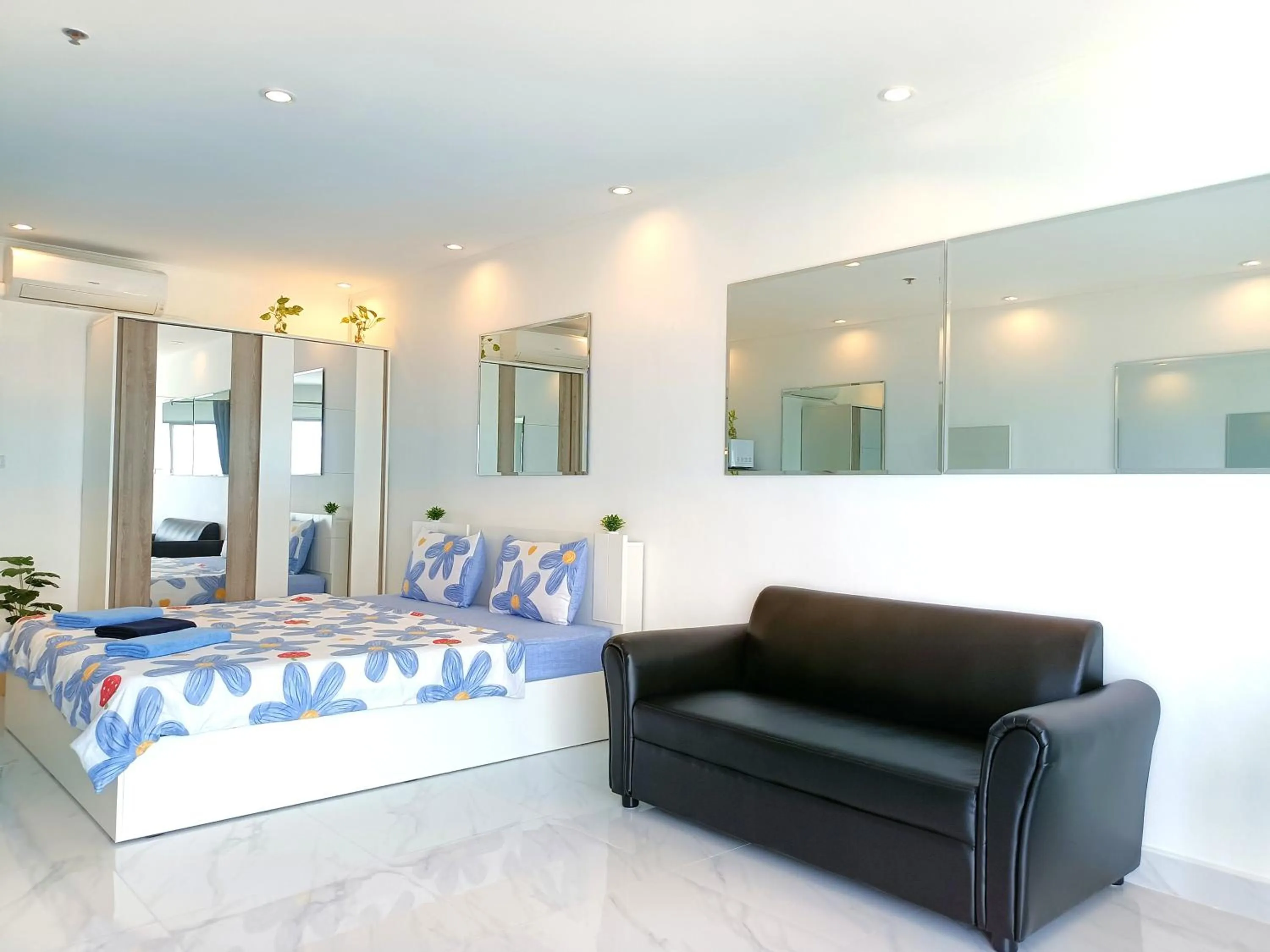 Bed in Sea View Beachfront Condos Pattaya Jomtien Beach