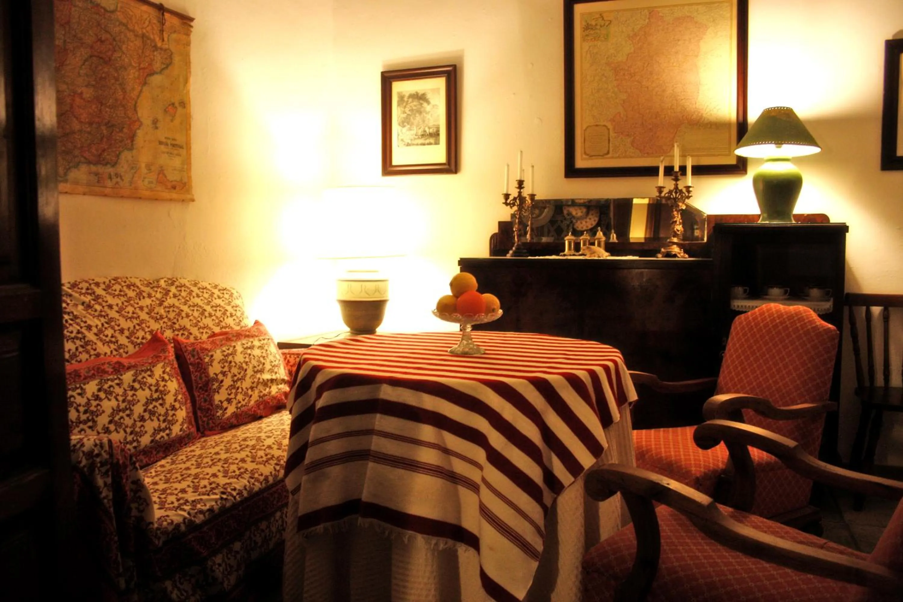 Communal lounge/ TV room, Bed in Casa Rural El Aguila