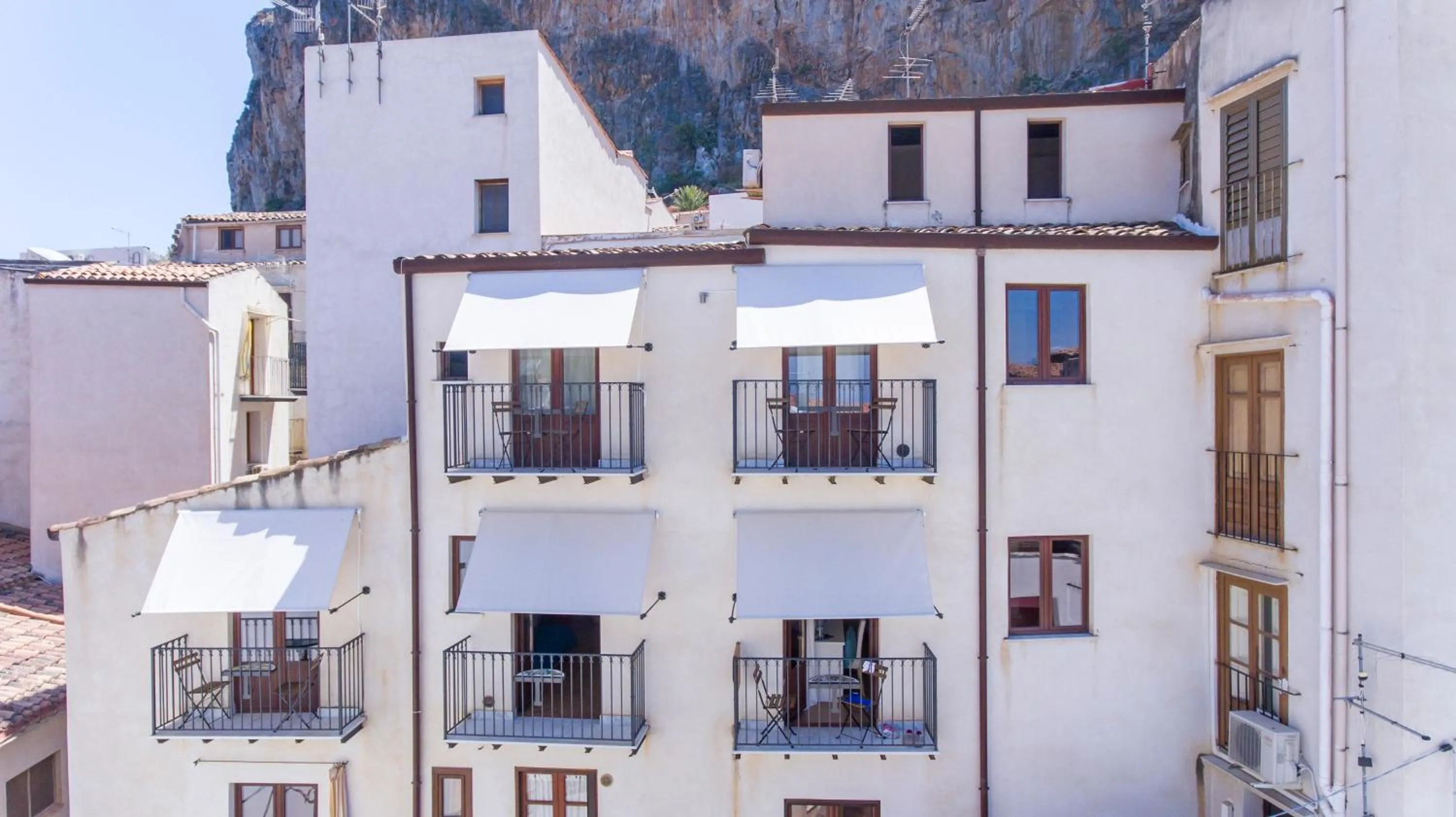 Property building in Cefalu in Blu