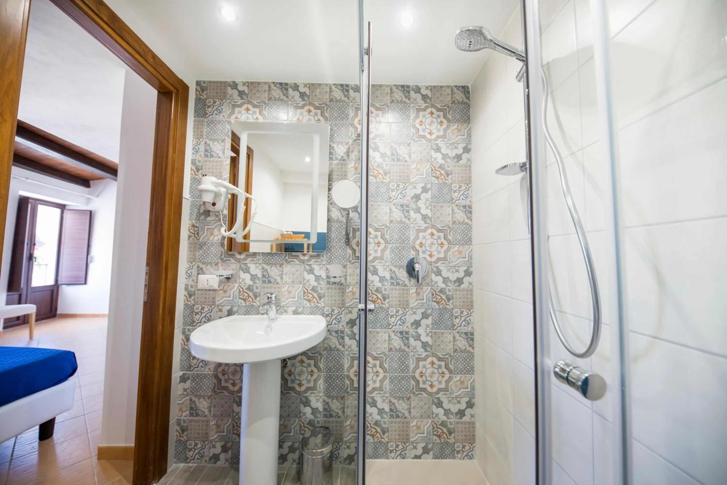 Shower in Cefalu in Blu