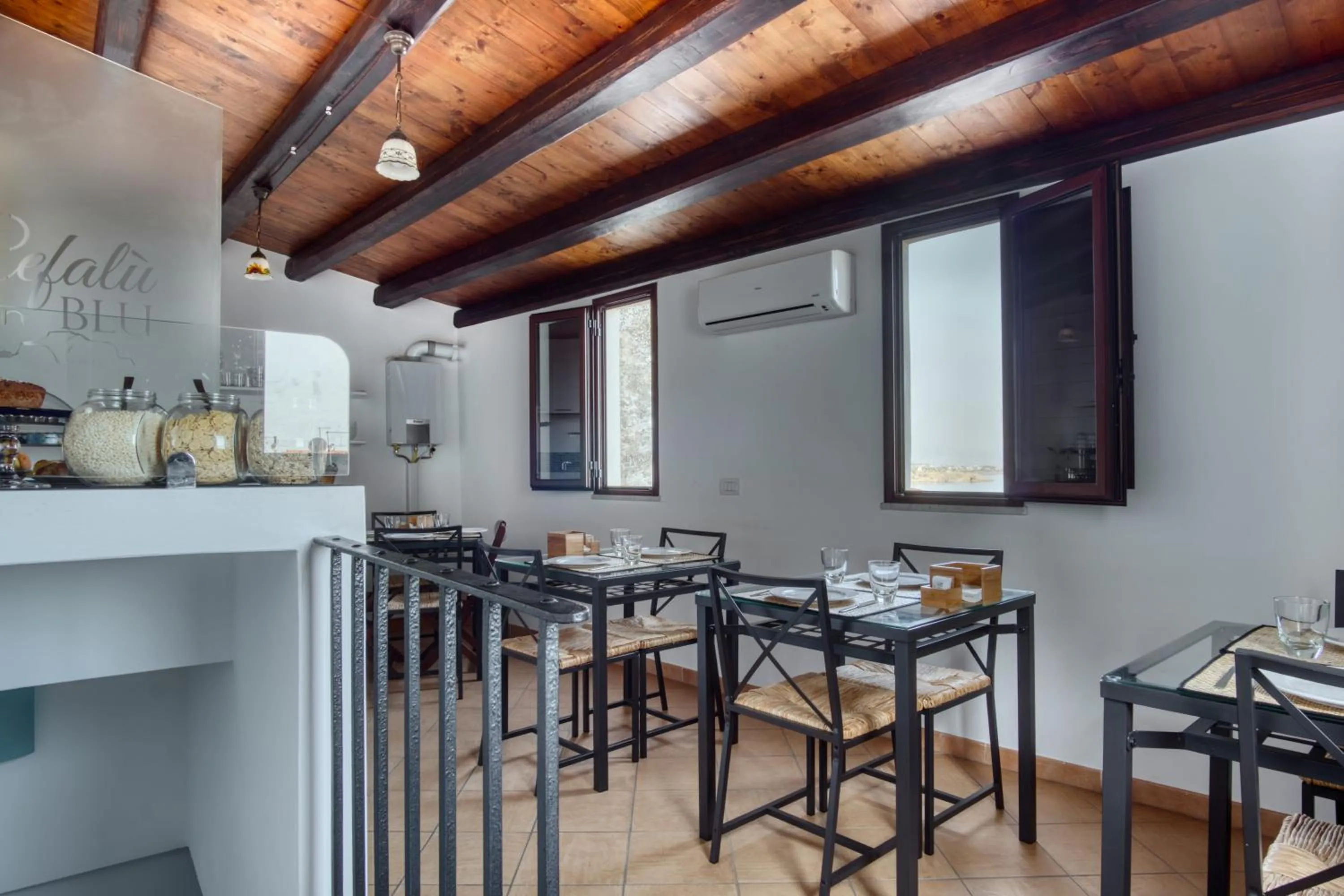 Communal lounge/ TV room in Cefalu in Blu