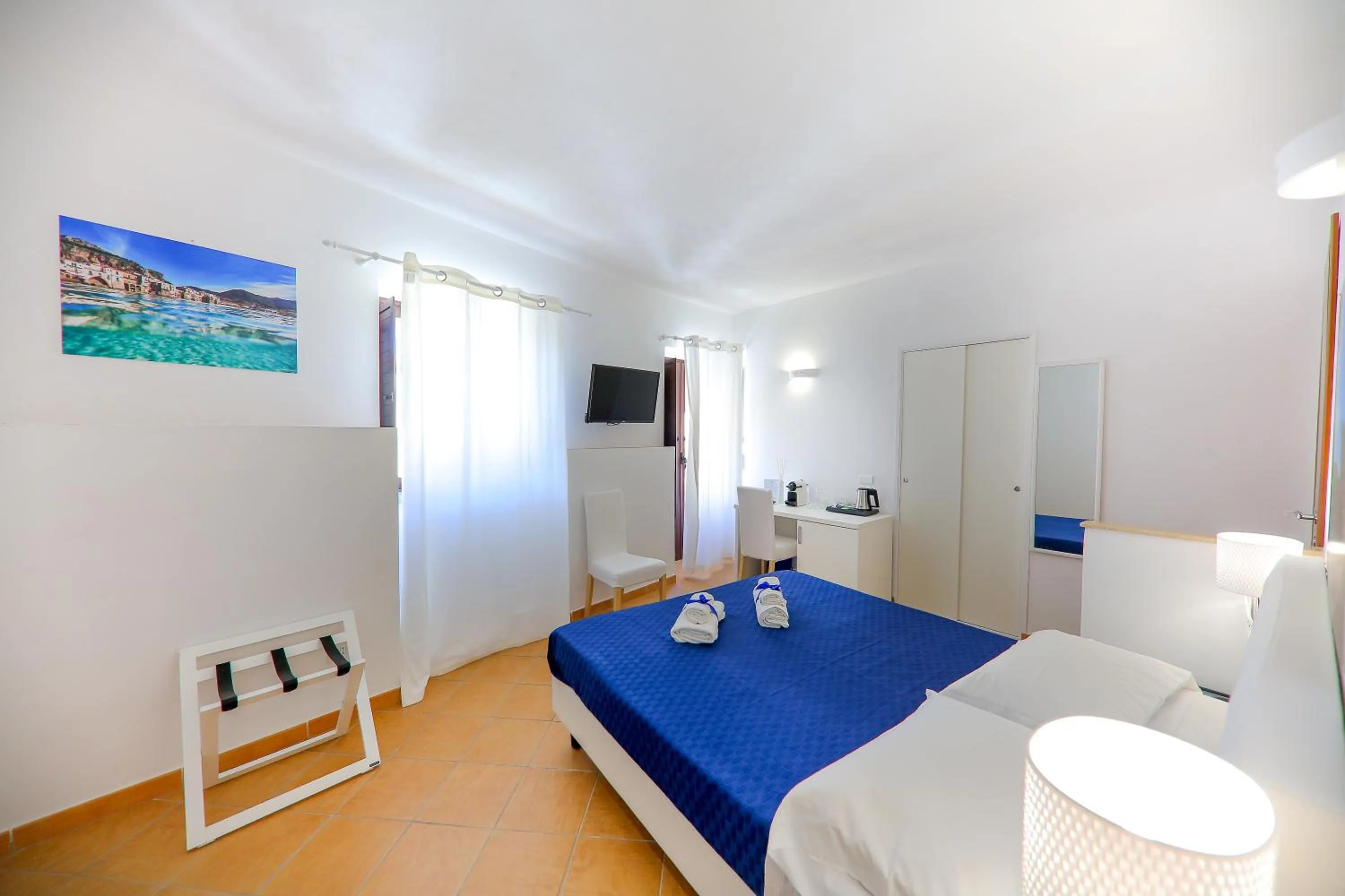 Photo of the whole room, Bed in Cefalu in Blu
