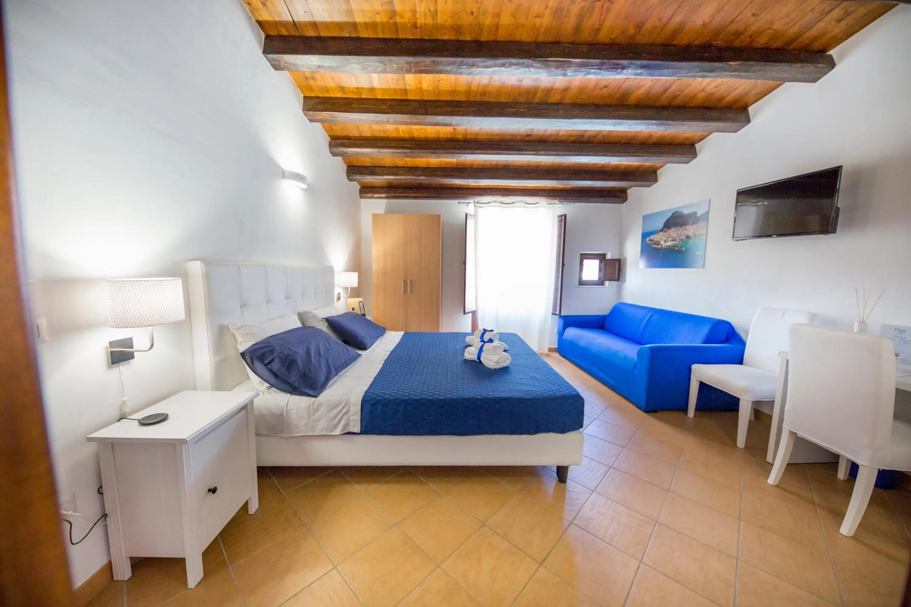 Photo of the whole room, Bed in Cefalu in Blu
