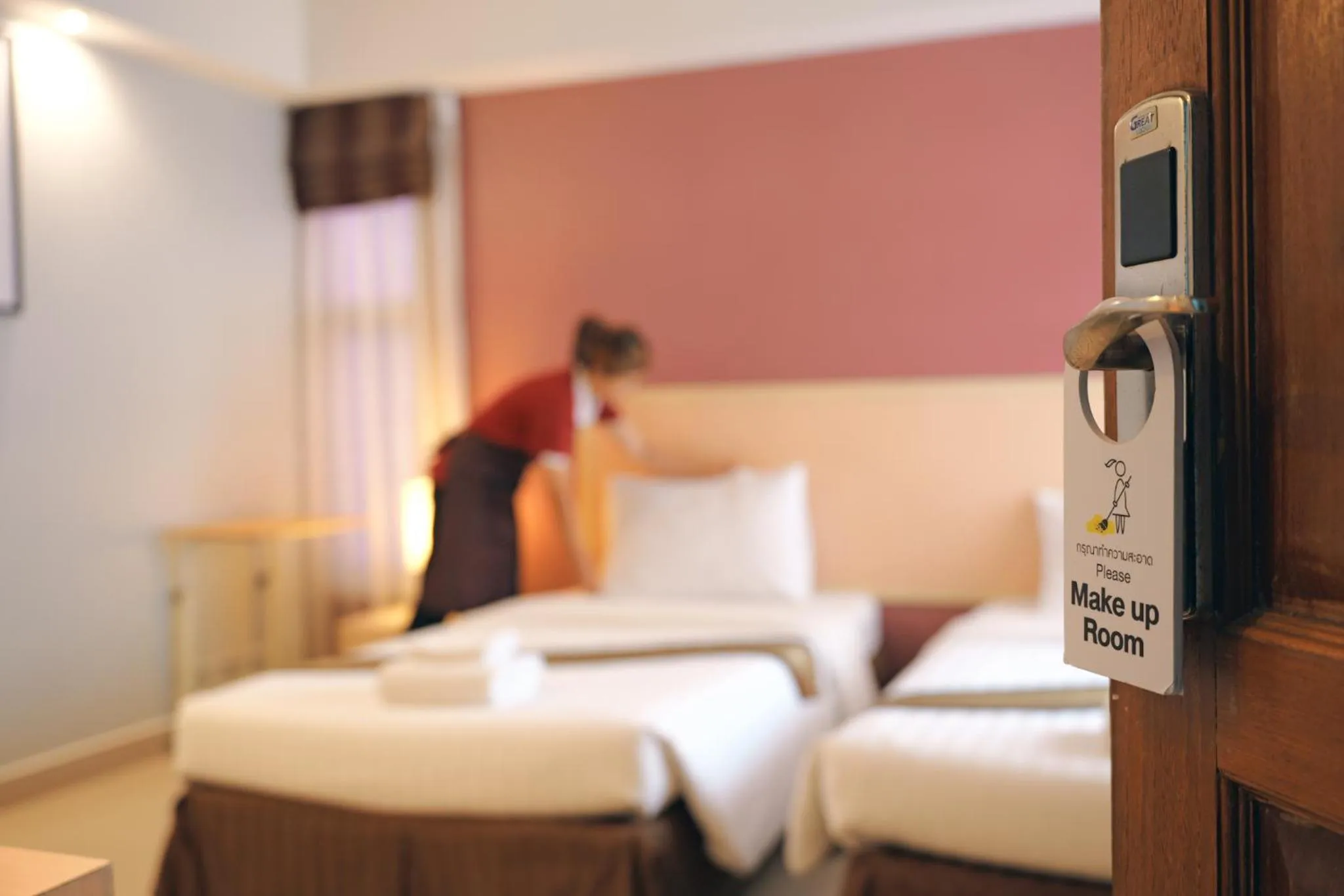 Staff, Bed in Tubtim Siam Suvarnabhumi Hotel