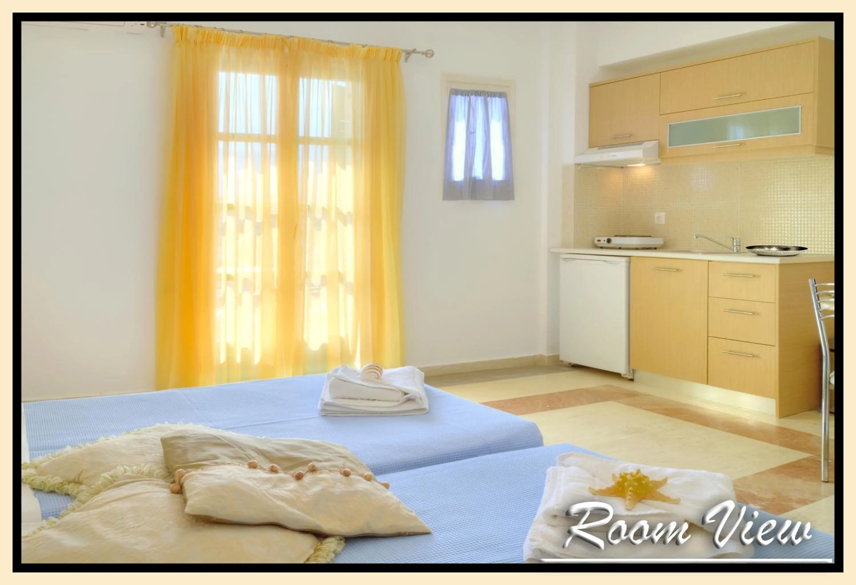 Kitchen or kitchenette, Bed in Pyrgos Beach Hotel Apartments