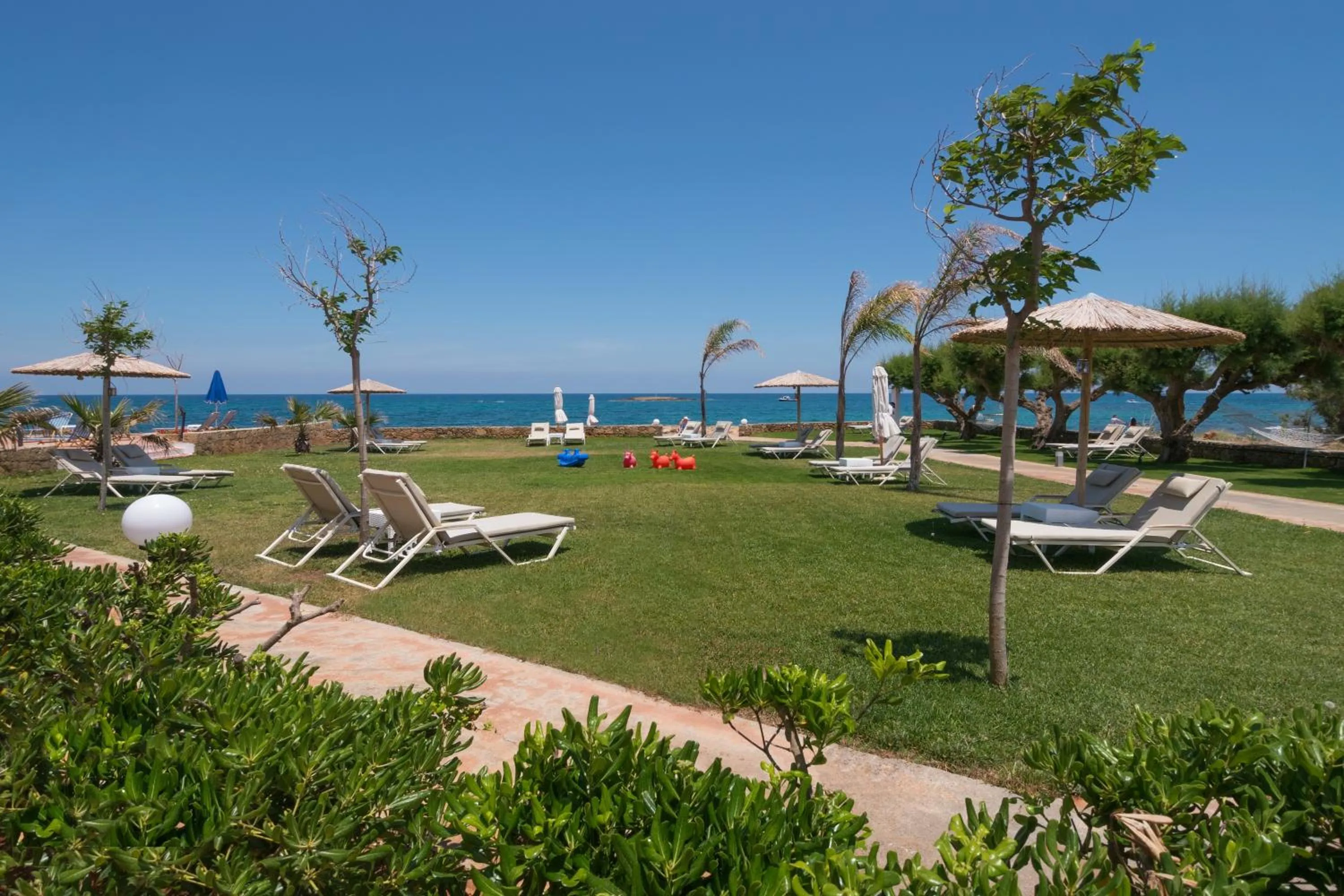 Garden in Pyrgos Beach Hotel Apartments