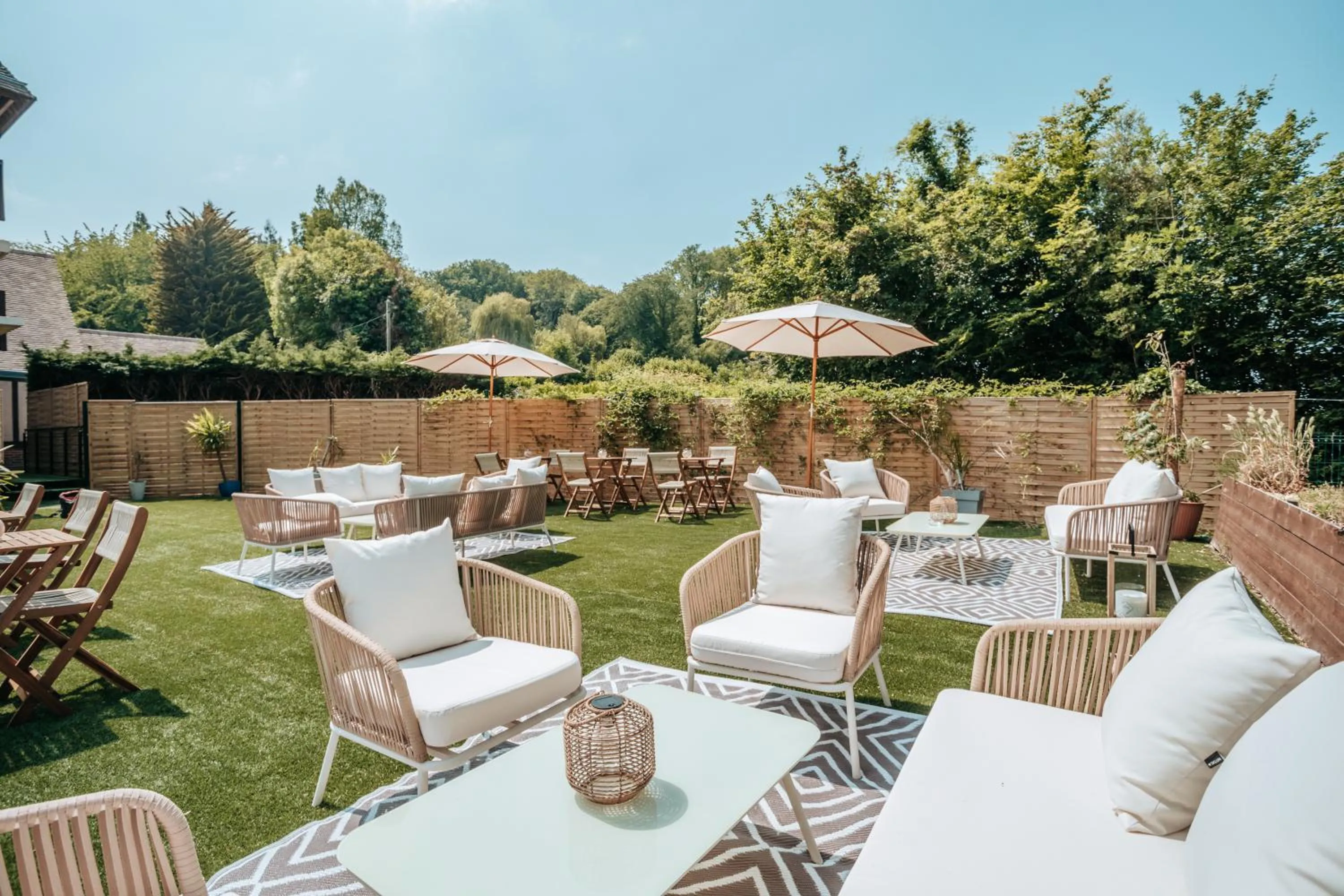 Patio in Hôtel Le Romantica