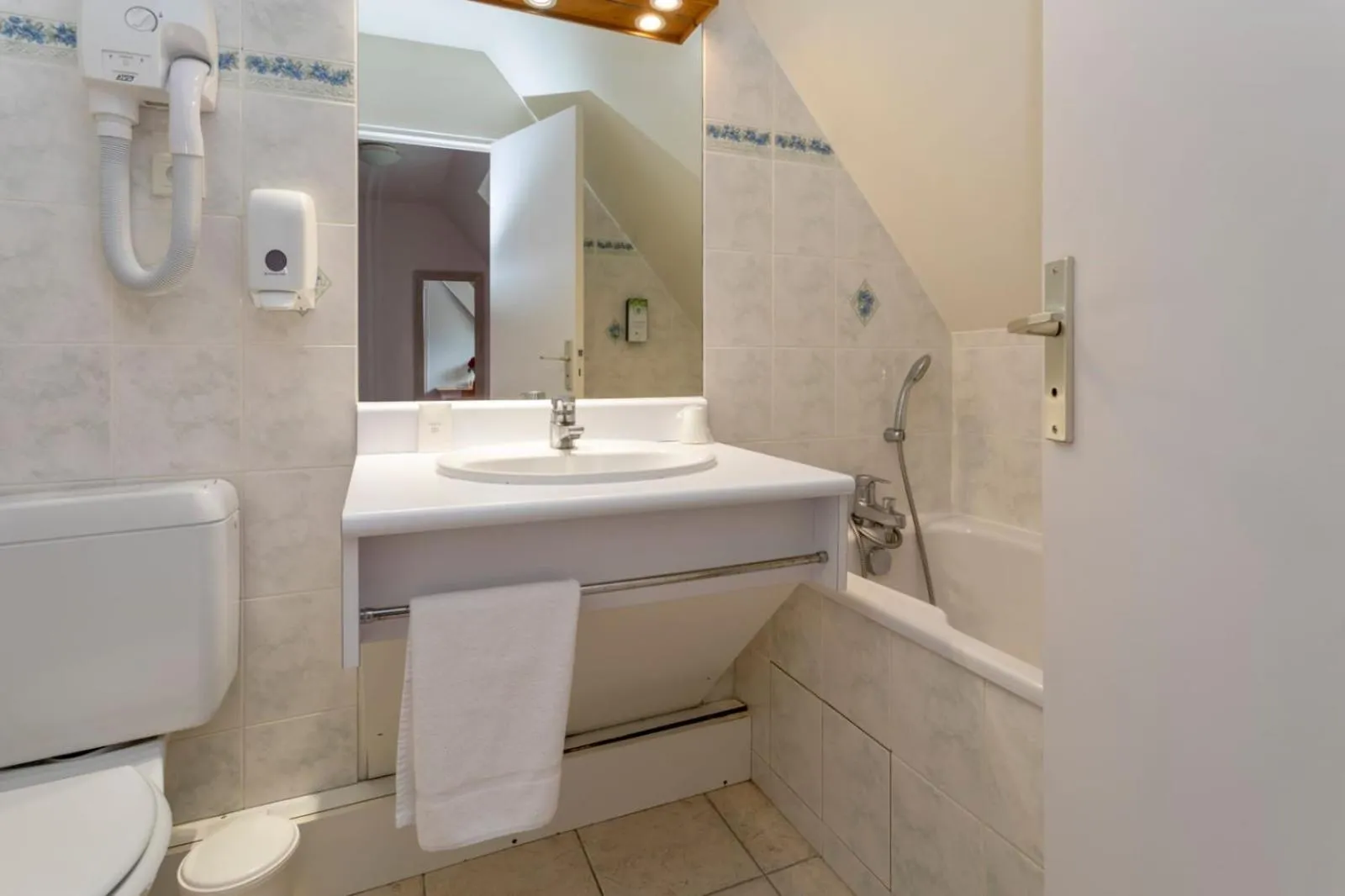 Bathroom in Hôtel Le Romantica