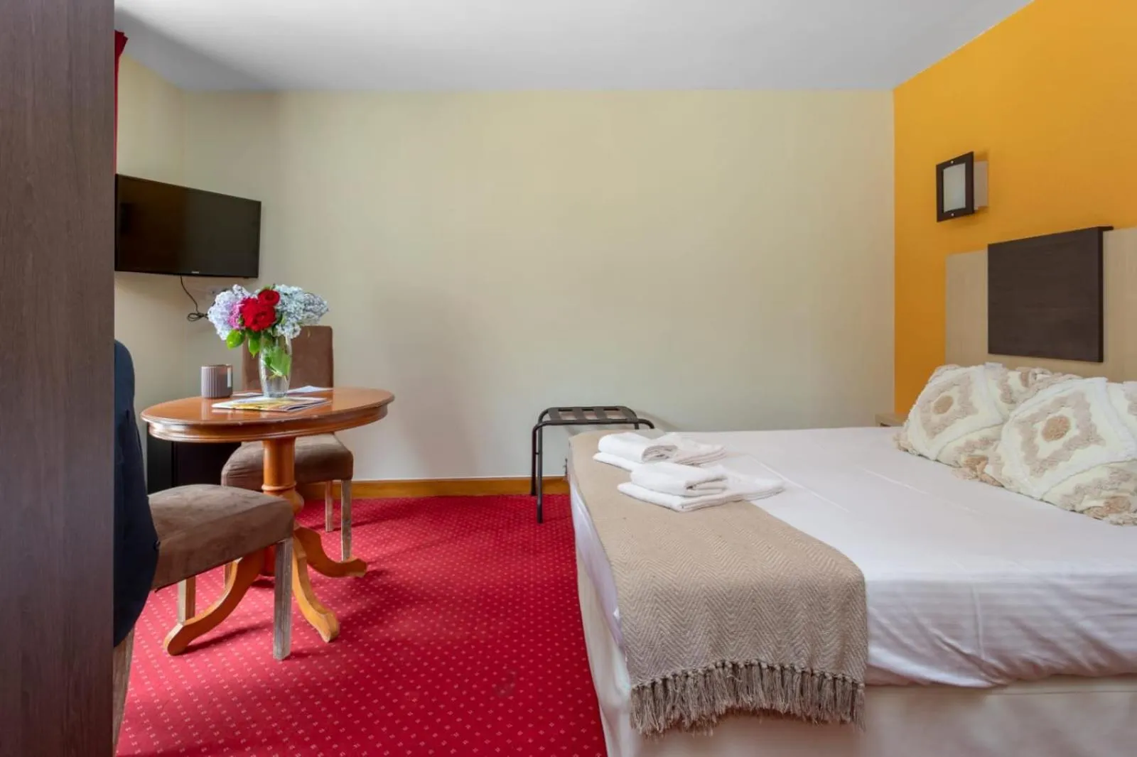 Communal lounge/ TV room, Bed in Hôtel Le Romantica