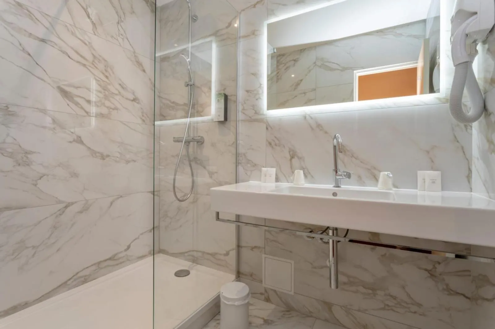 Shower in Hôtel Le Romantica