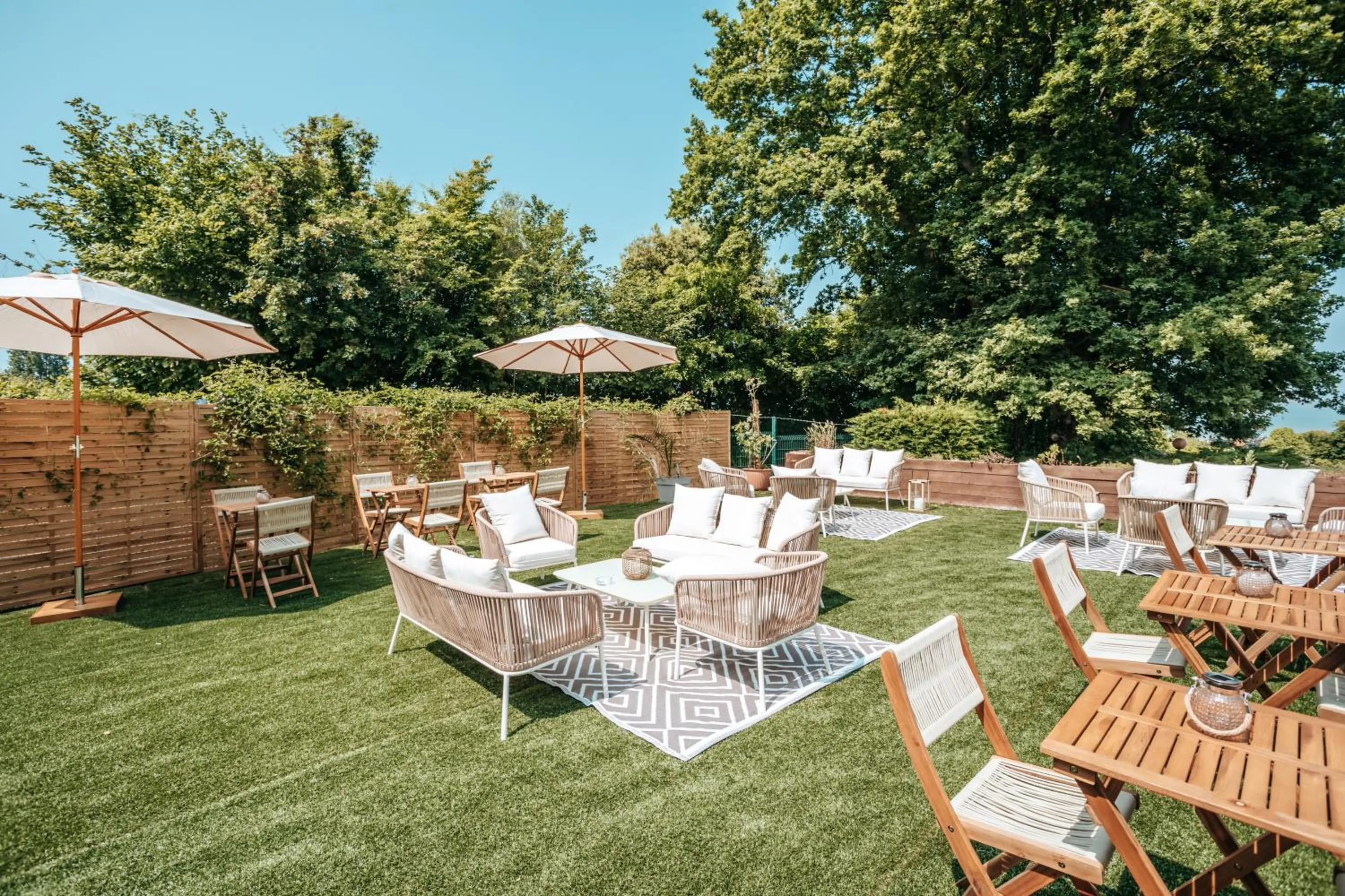 Patio in Hôtel Le Romantica