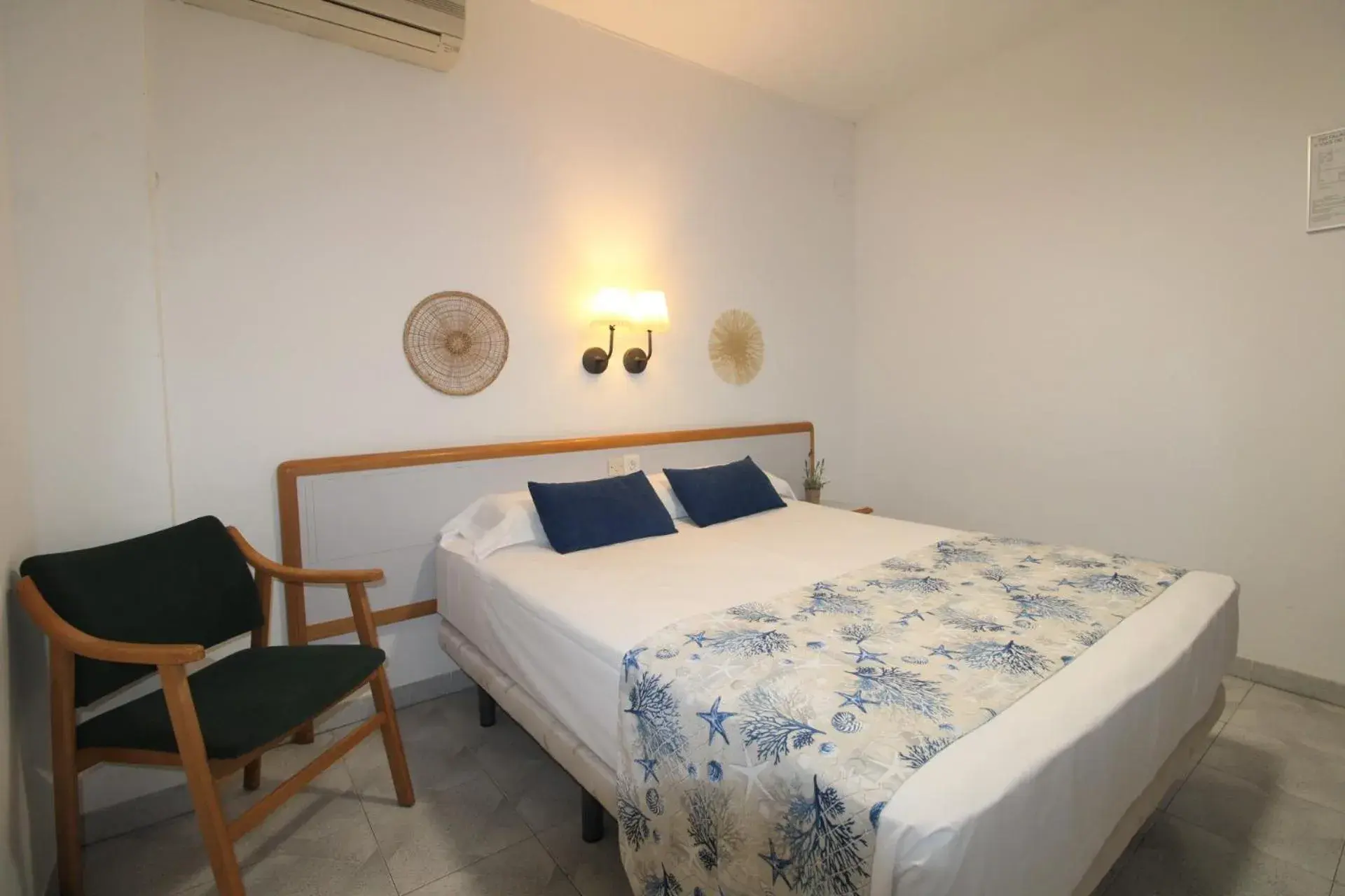 Double Room with Extra Bed in Hotel Canada Double Room with Extra Bed in Hotel Canada