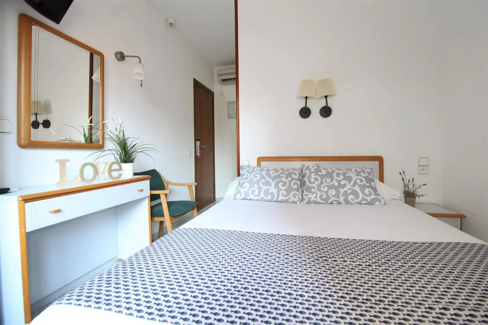 Double Room - Single Use in Hotel Canada Double Room - Single Use in Hotel Canada